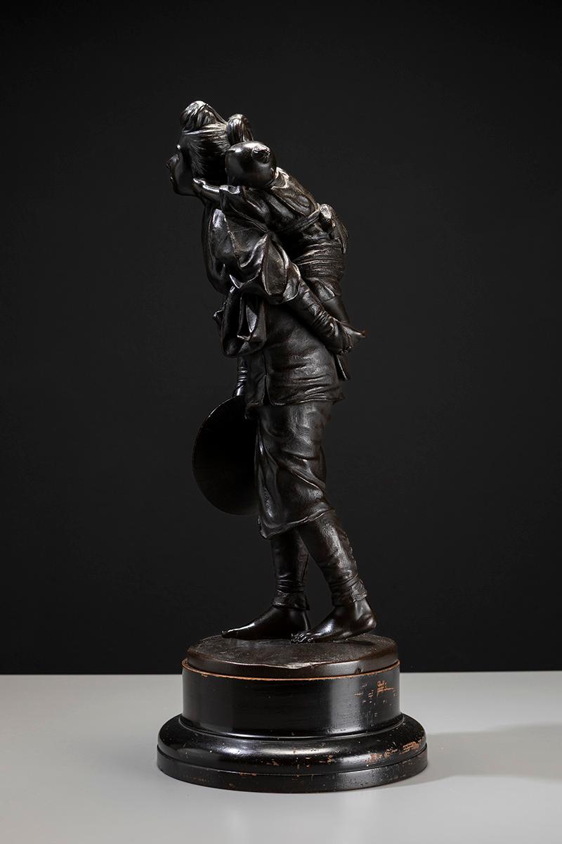 A Tokyo school bronze okimono depicting a young mother with child (Metallarbeit) im Angebot