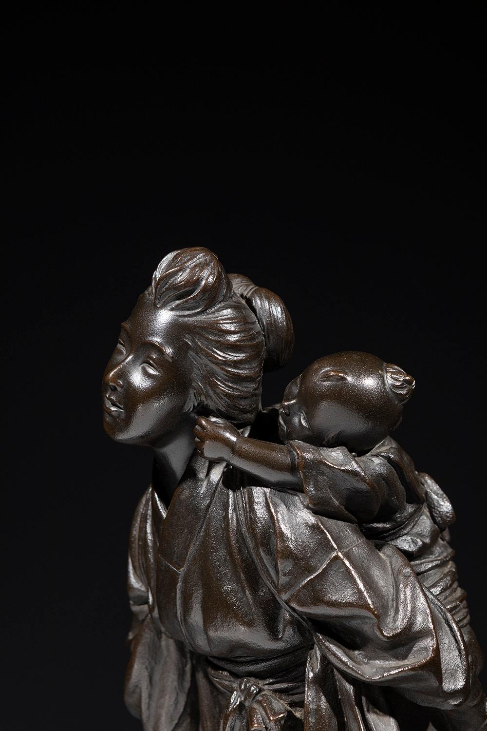 A Tokyo school bronze okimono depicting a young mother with child im Zustand „Hervorragend“ im Angebot in Milano, IT