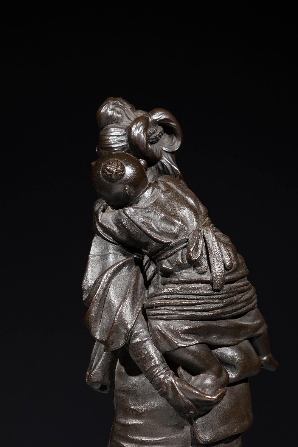A Tokyo school bronze okimono depicting a young mother with child (19th Century) im Angebot