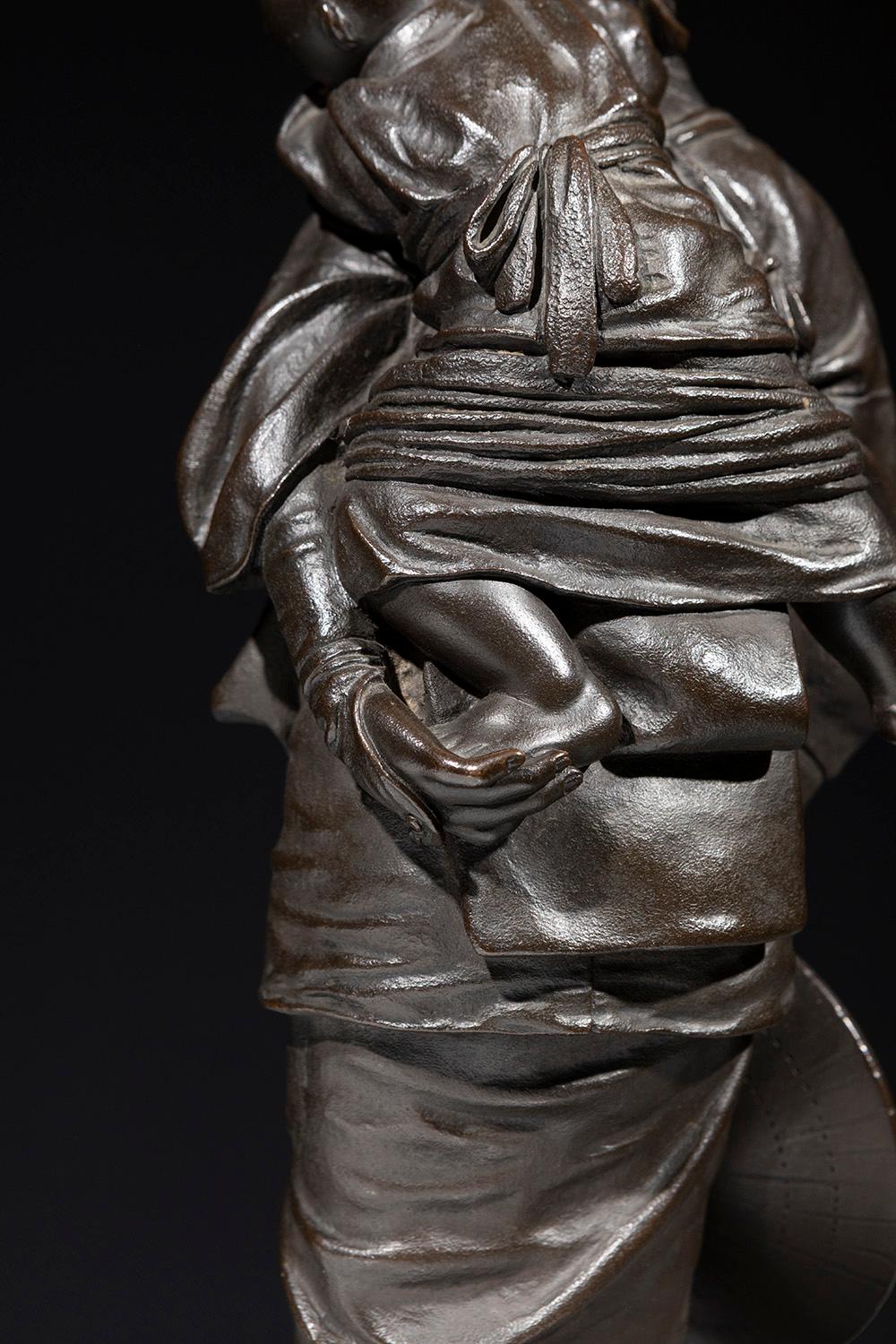 A Tokyo school bronze okimono depicting a young mother with child (Bronze) im Angebot