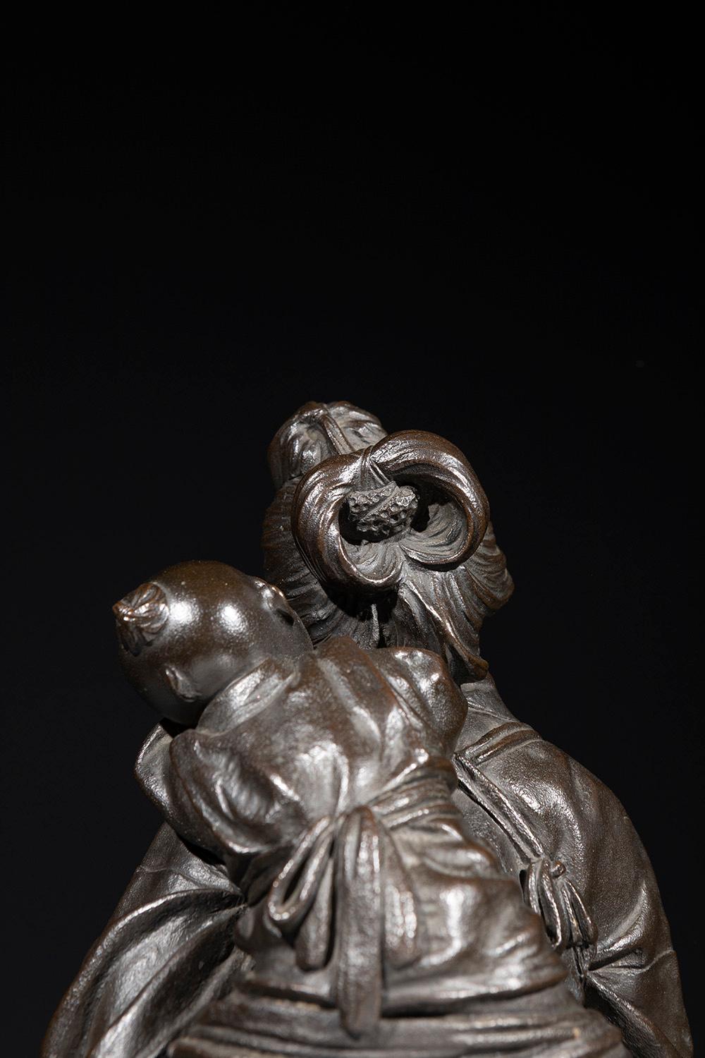 A Tokyo school bronze okimono depicting a young mother with child im Angebot 1