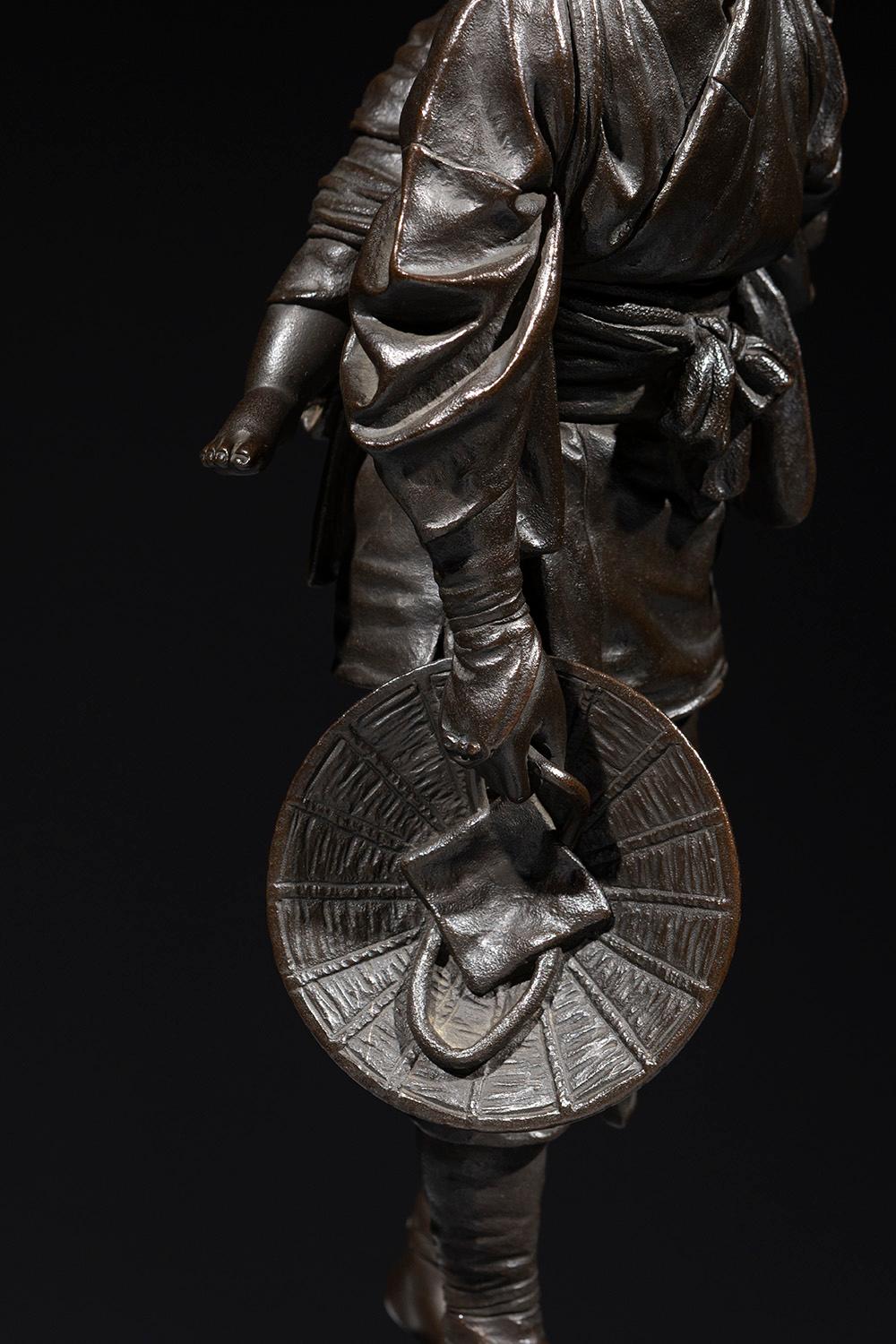 A Tokyo school bronze okimono depicting a young mother with child im Angebot 2