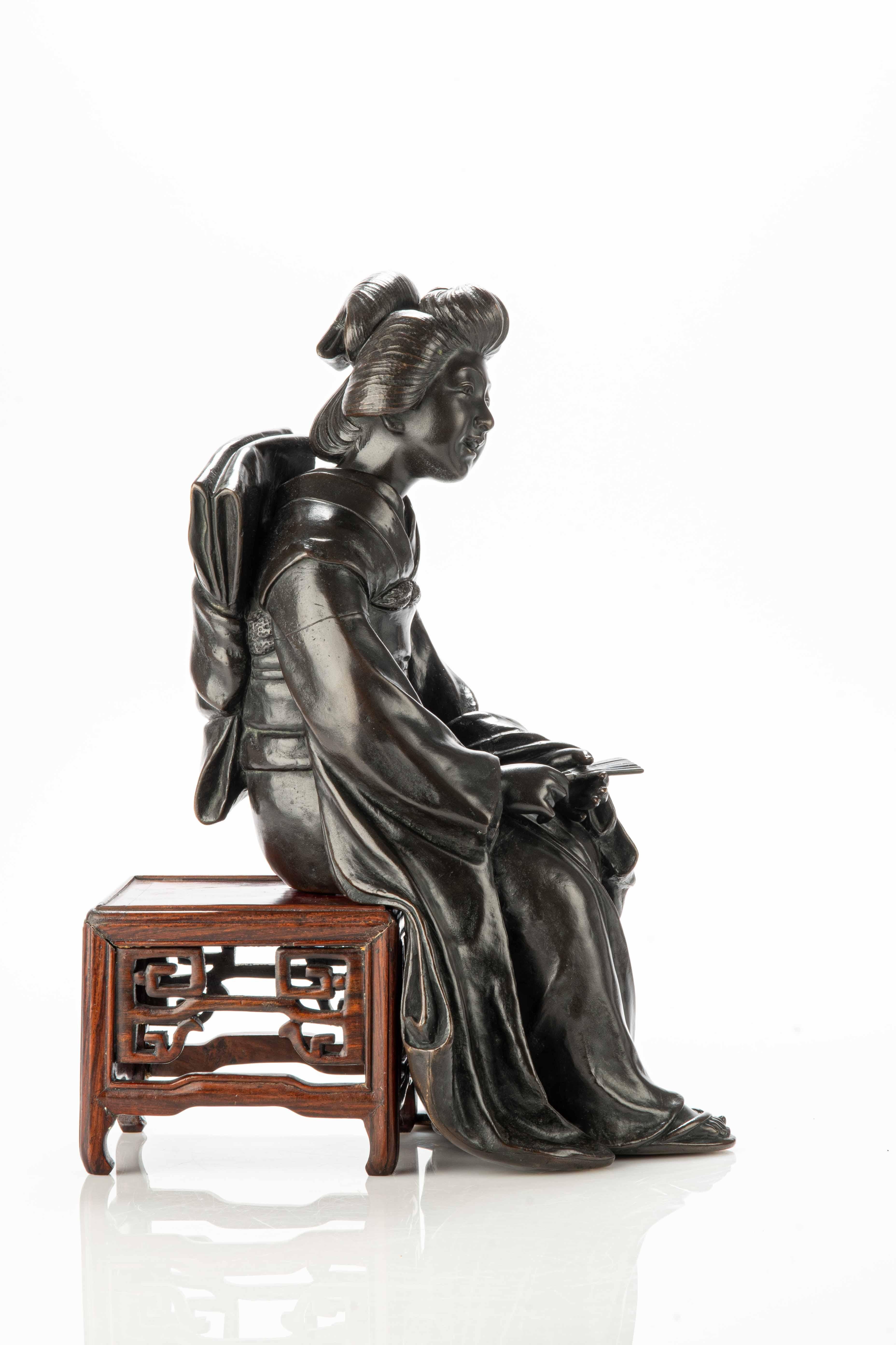 Japonisme A Tokyo school bronze sculpture depicting a sitting geisha For Sale