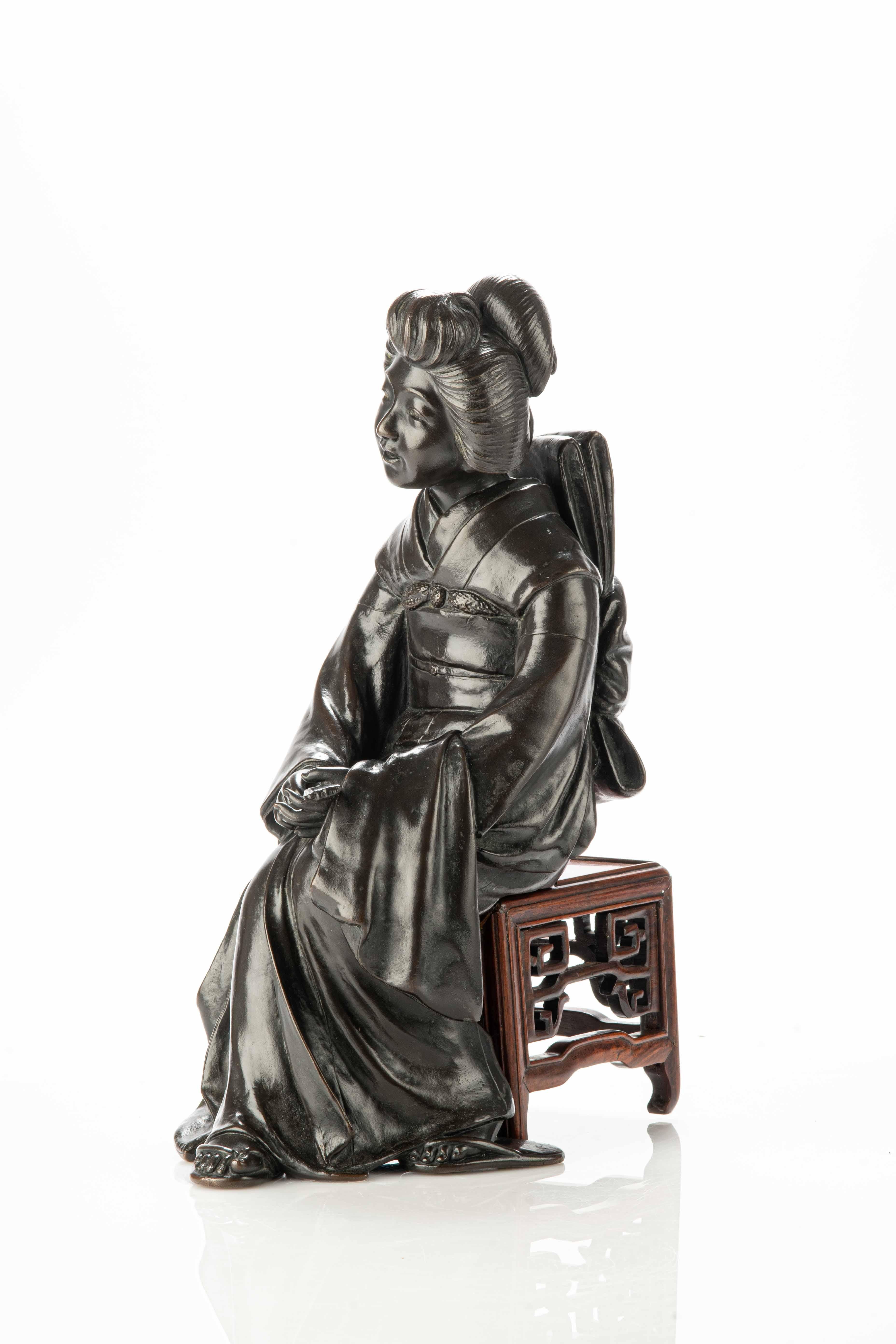 A Tokyo school bronze sculpture depicting a sitting geisha In Excellent Condition For Sale In Milano, IT