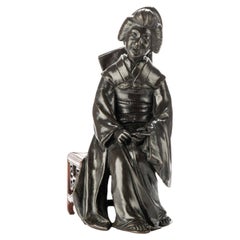 Sculpture en bronze de l'école de Tokyo représentant une geisha assise