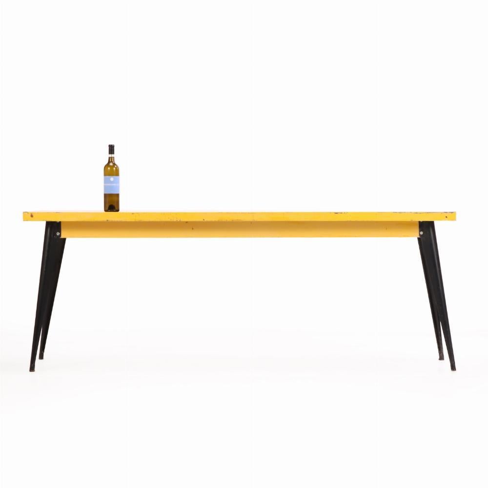 Une authentique table en fer peinte en jaune Tolix, conçue et fabriquée en France par Xavier Pauchard, le pionnier de Tolix. Connue pour sa robustesse et son esthétique industrielle résolument moderne, cette table est une marque de fabrique du