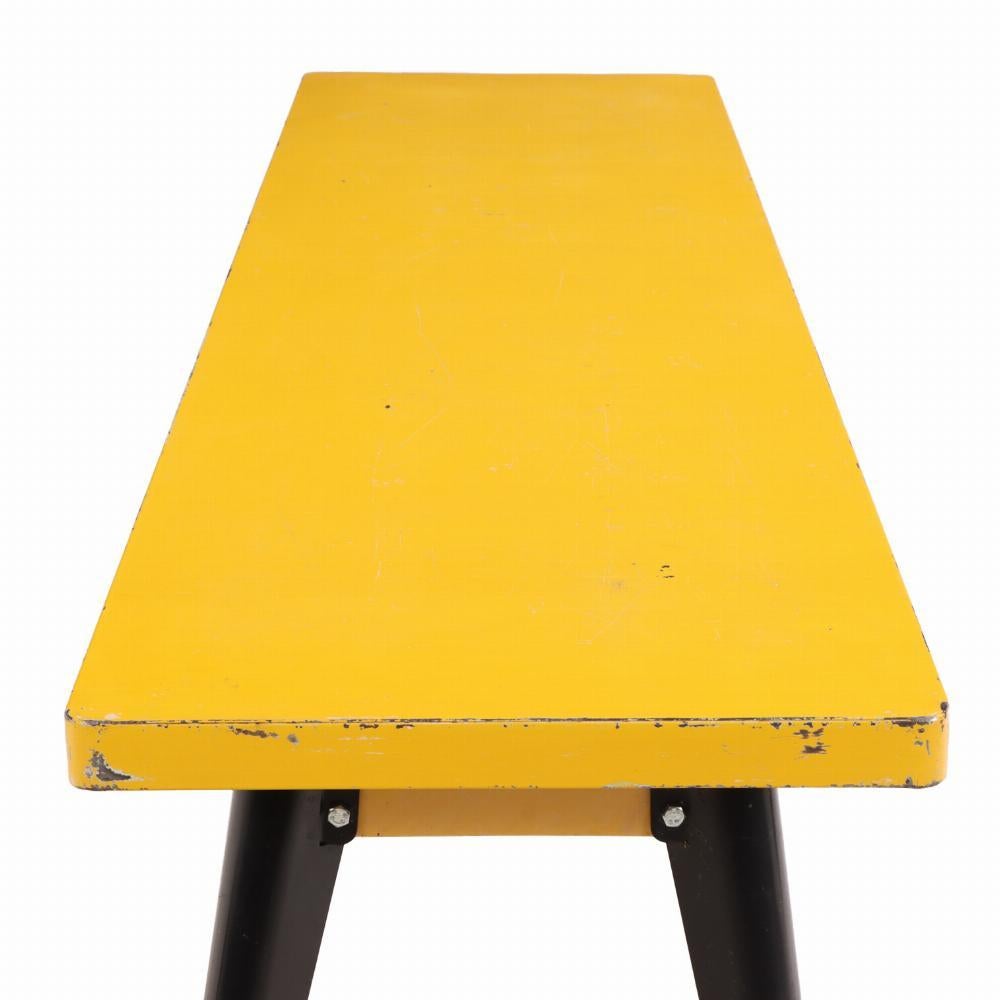 Peint Table en fer jaune de Tolix, C.C. 1940. en vente