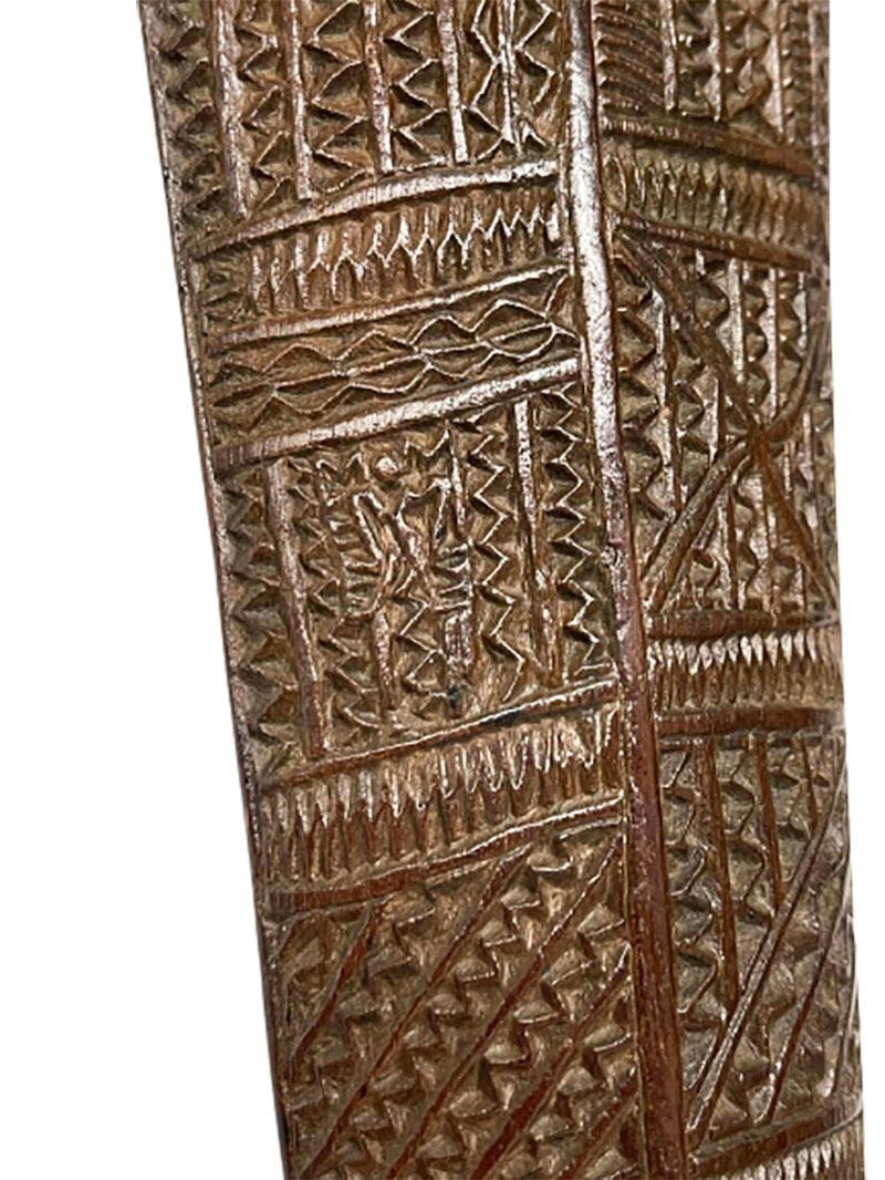 Mazza da guerra Tonga Pakipaki, Polinesia, XVIII secolo

Un'eccezionale mazza da guerra in legno di ferro proveniente da Tonga, in Polinesia. Del XVIII secolo e intagliata a mano con complessi motivi geometrici che corrono per tutta la lunghezza
