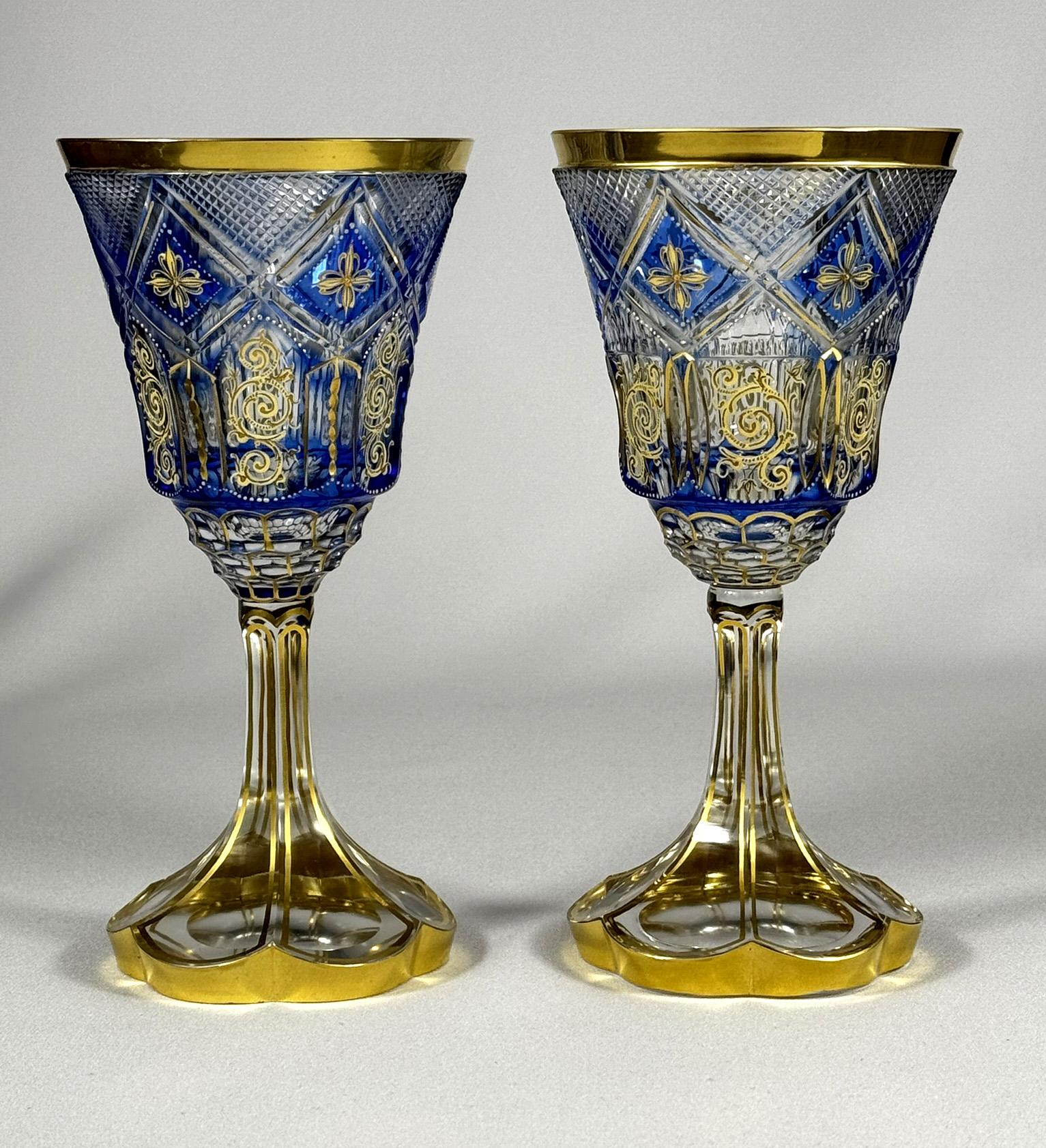 Una bellissima coppia di bicchieri da vino soffiati, tagliati e dipinti a mano. I bicchieri sono soffiati in vetro trasparente e sovrapposti a vetro blu cobalto. Si tratta di una produzione artigianale di alta qualità al 100%, realizzata da vetrai
