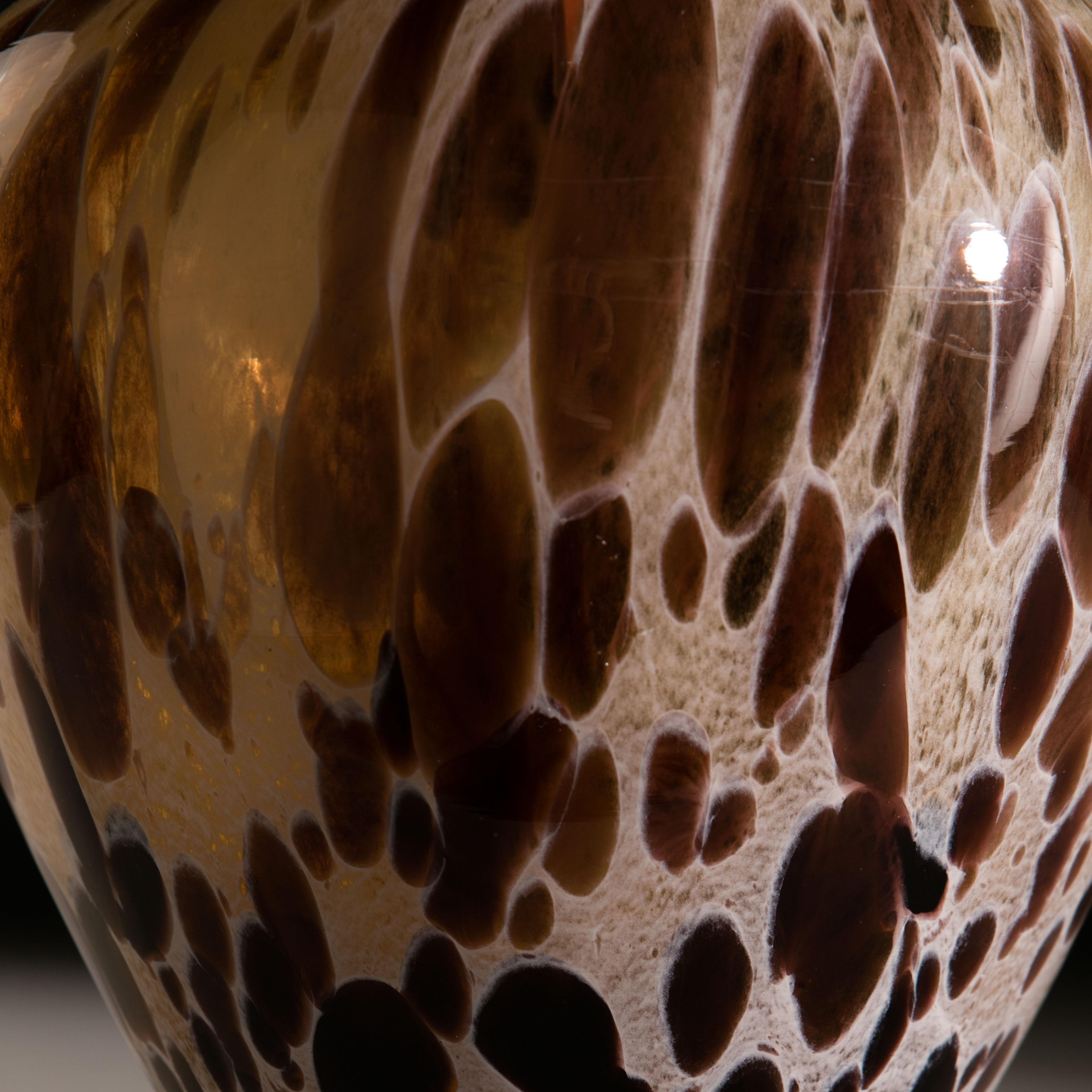 A mid-20th century Murano glass vase with unusual tortoiseshell decoration and flared neck.

Please note: lampshade not included.

Currently wired for the UK.