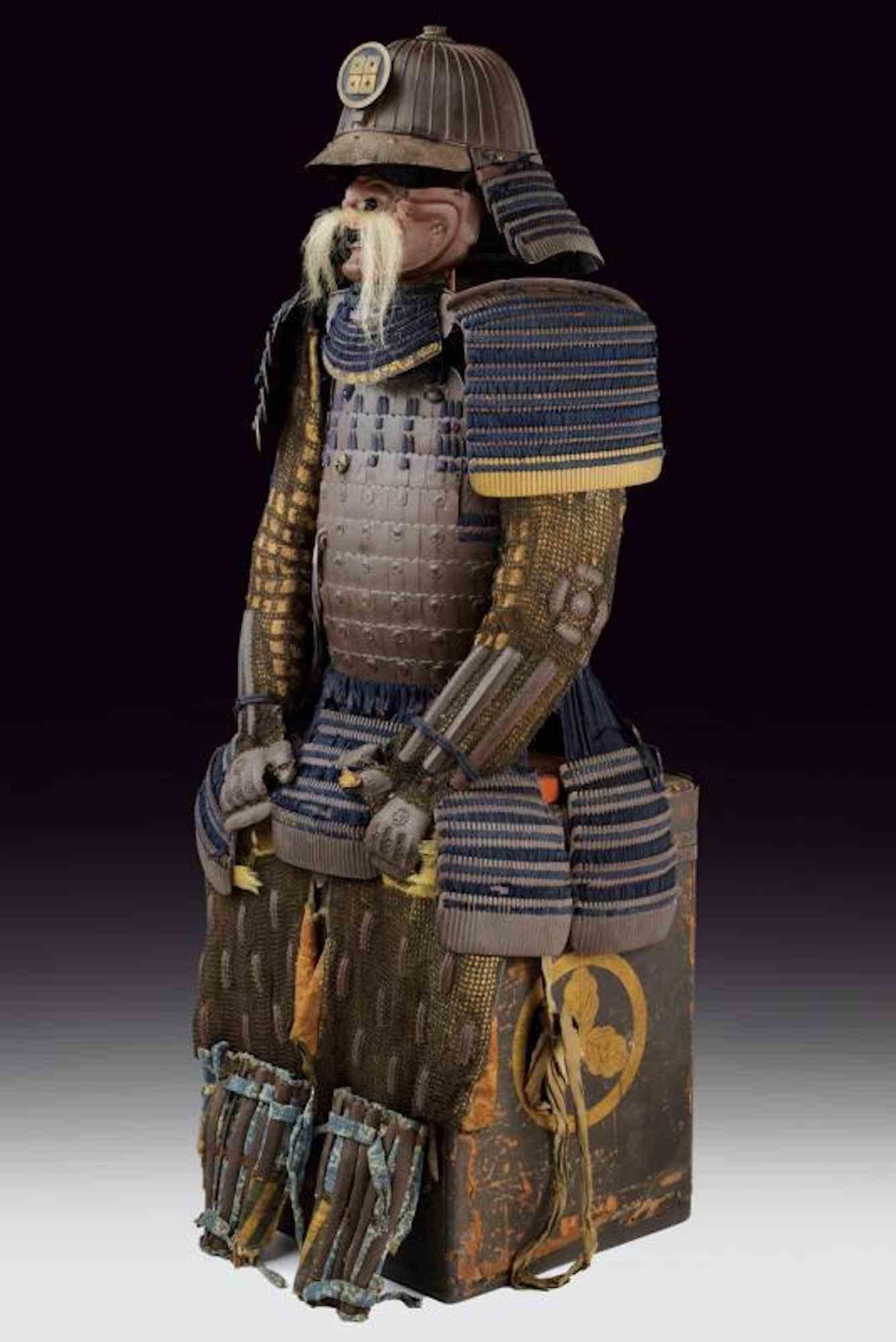 Appartenente al periodo 1603-1867, molto probabilmente tra la fine del XVII e l'inizio del XVIII secolo, questa bellissima armatura è un suji kabuto a 32 piastre in ferro laccato marrone con tehen kanamoto in rame dorato composto da sectos,