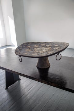 Plat à pieds hauts en cèdre Touareg incrusté d'un relief en argent à motifs faits à la main 19ème siècle