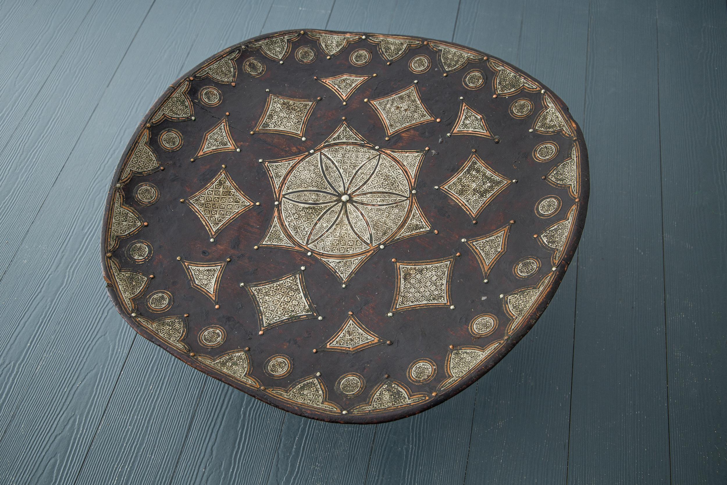 Marocain Plat à pieds hauts en cèdre Touareg incrusté d'un relief en argent à motifs faits à la main 19ème siècle en vente