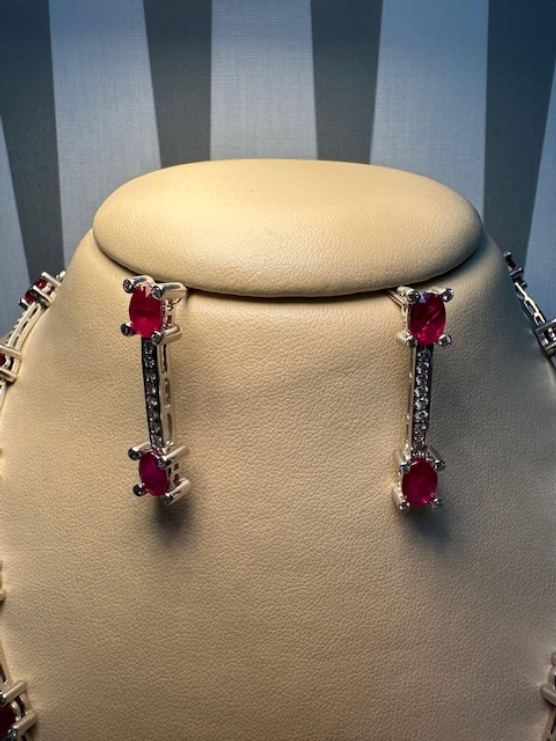 Ein Hauch von Karmesin mit 22,09 Karat in Rubin und 4,57 Karat in Diamanten im Angebot 4