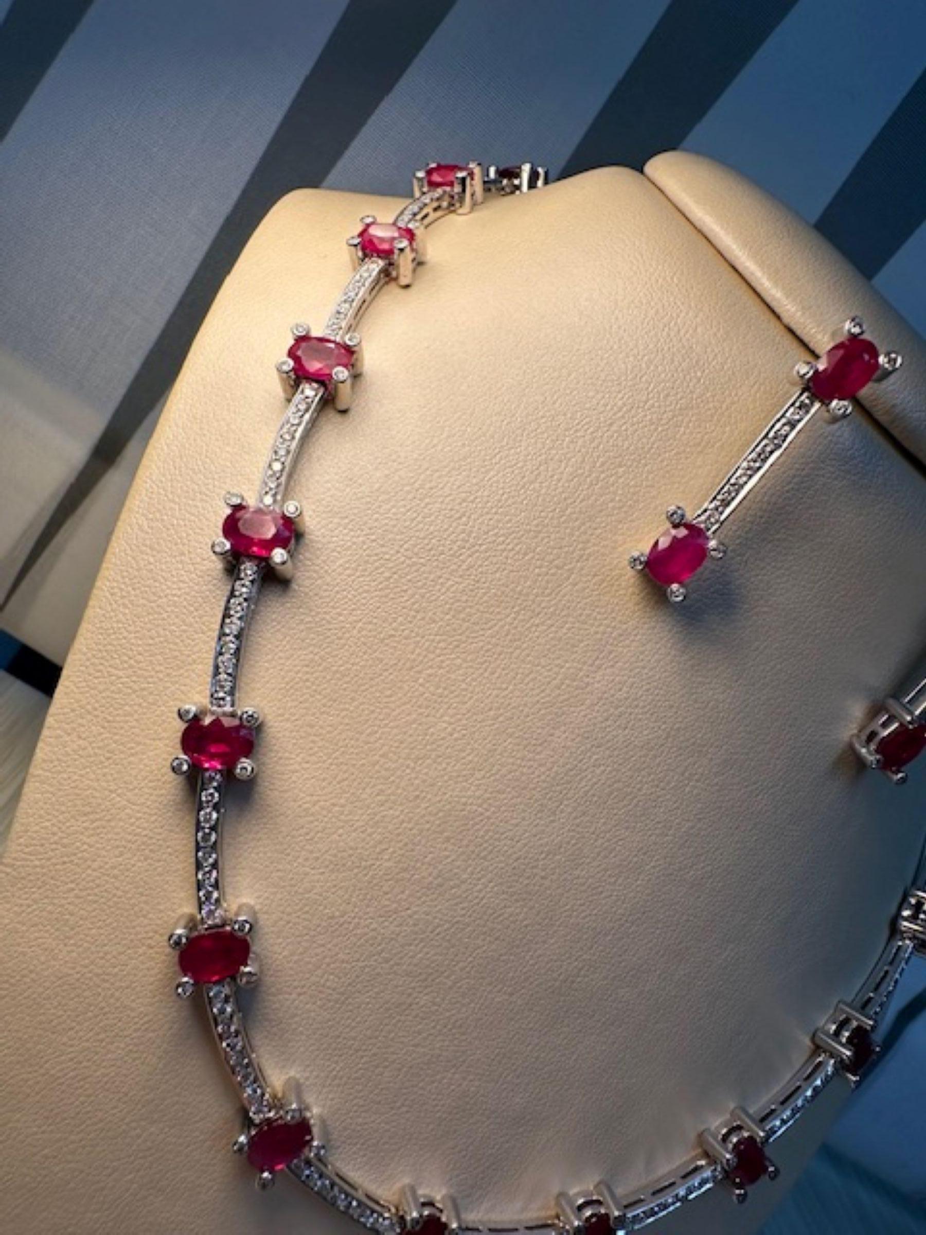 Ein Hauch von Karmesin mit 22,09 Karat in Rubin und 4,57 Karat in Diamanten im Angebot 5
