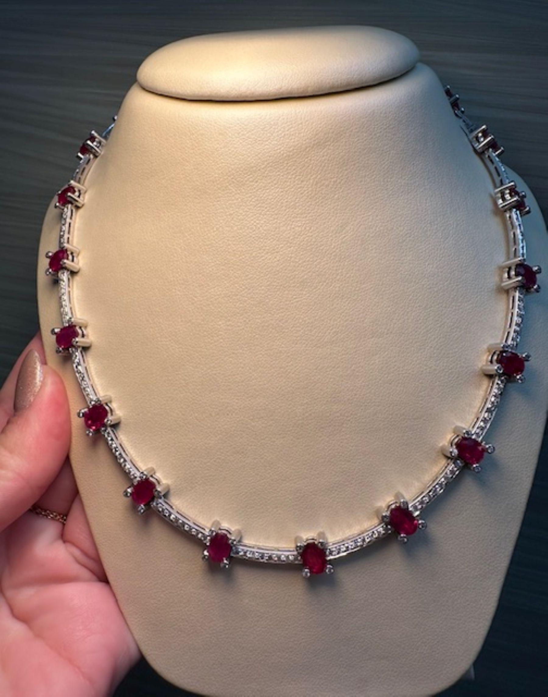 A Touch of Crimson Royalty mit 22,09 Karat in Rubin und 4,57 Karat in Diamanten.
Unaufdringlich und doch fesselnd - dieses Collier aus Rubinen und Diamanten verbindet zartes Design mit königlichem Charme. Mit seinen tiefroten Rubinen, die in