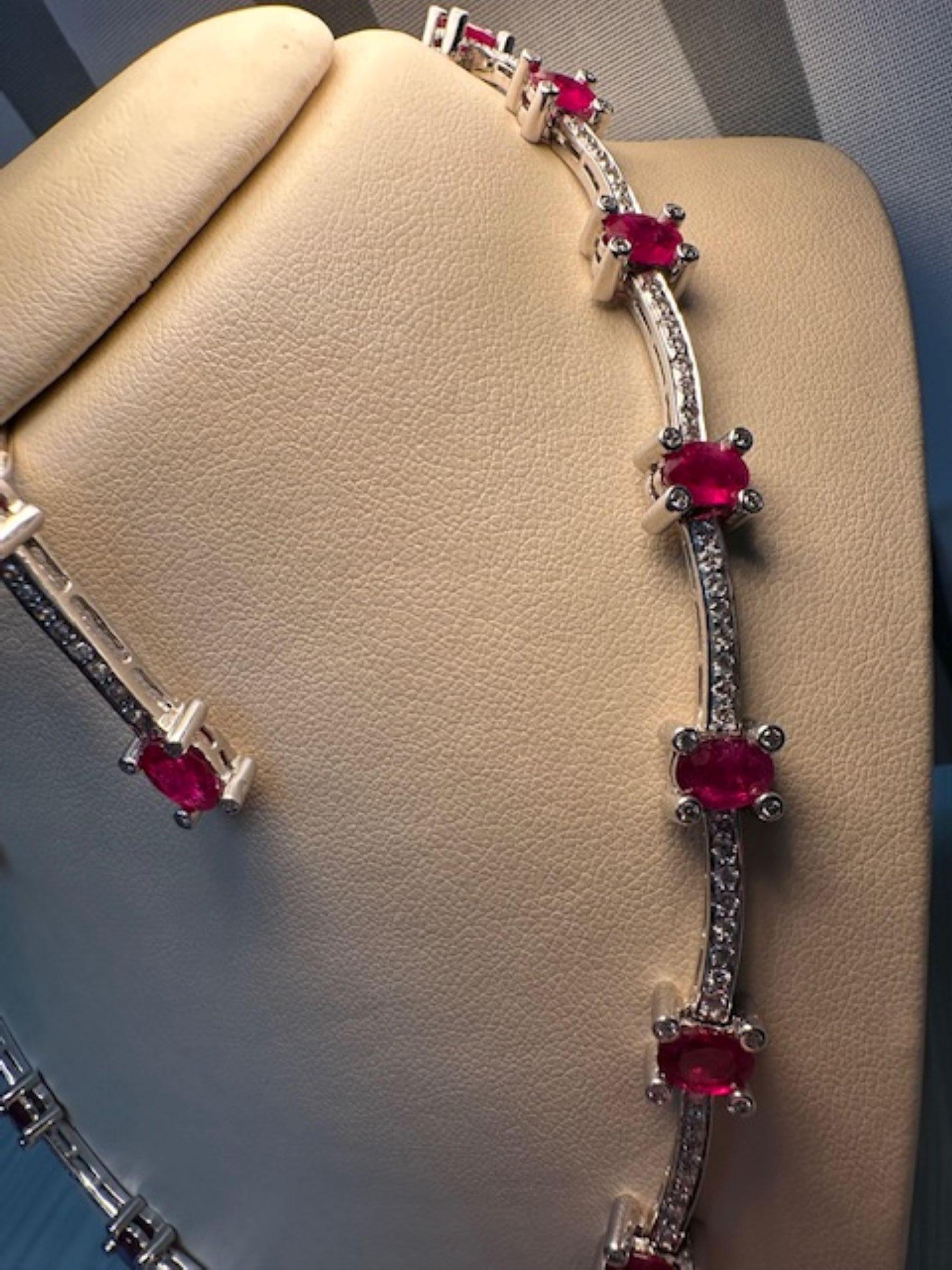 Ein Hauch von Karmesin mit 22,09 Karat in Rubin und 4,57 Karat in Diamanten (Zeitgenössisch) im Angebot