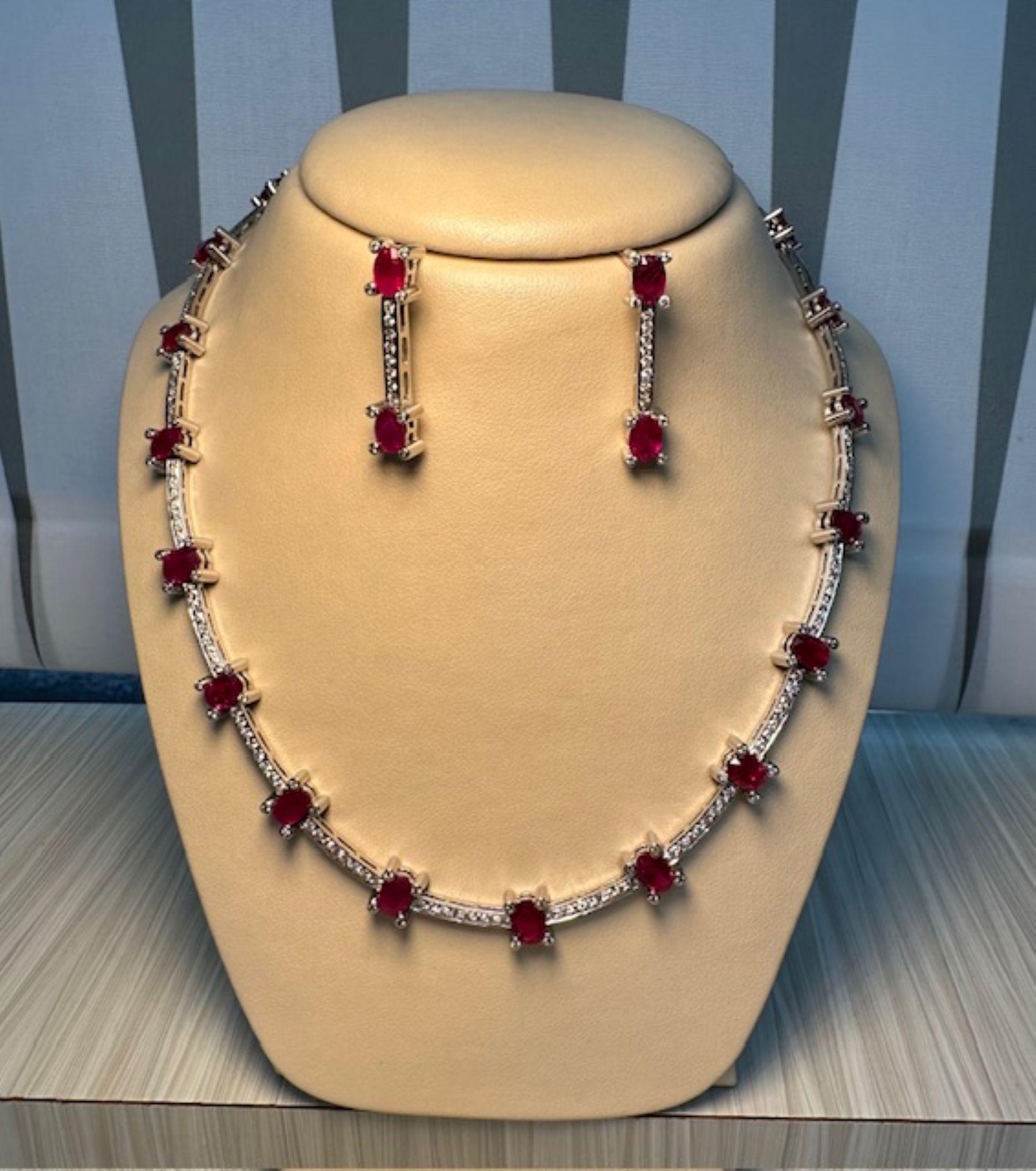 Ein Hauch von Karmesin mit 22,09 Karat in Rubin und 4,57 Karat in Diamanten im Zustand „Neu“ im Angebot in Miami, FL