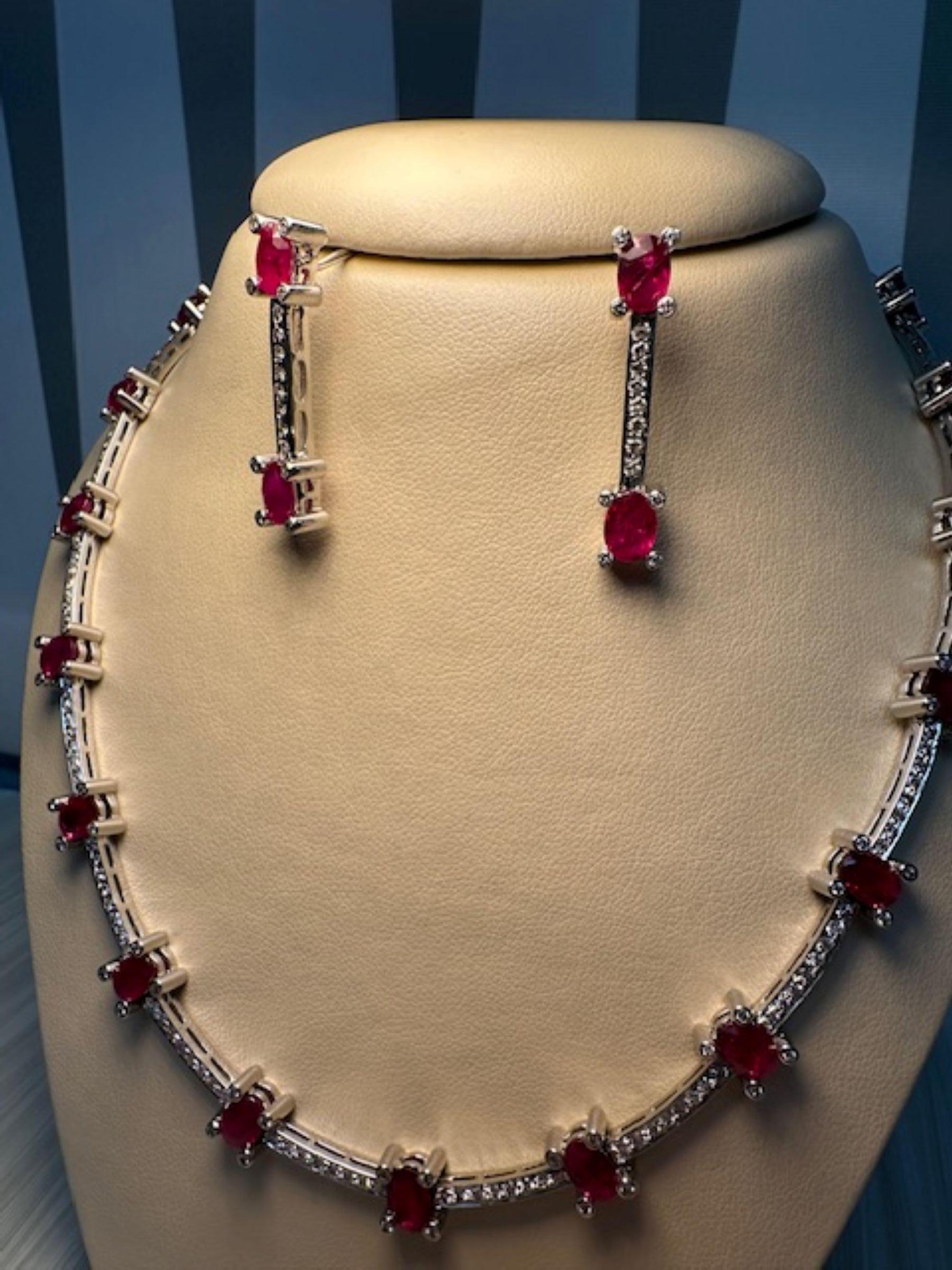 Ein Hauch von Karmesin mit 22,09 Karat in Rubin und 4,57 Karat in Diamanten für Damen oder Herren im Angebot