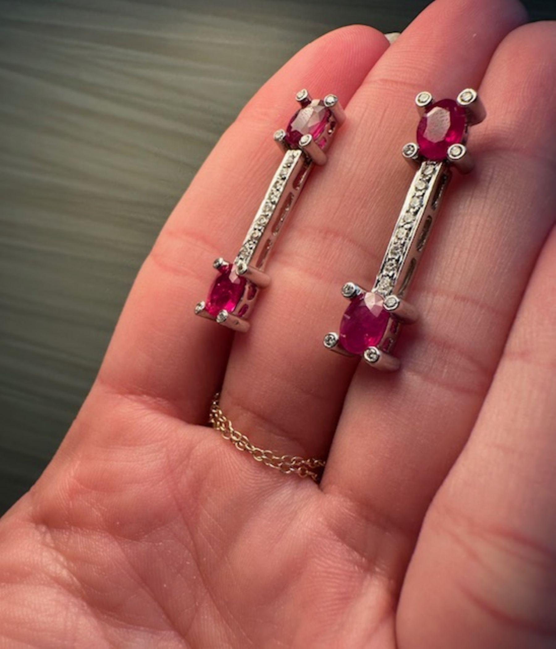 Ein Hauch von Karmesin mit 22,09 Karat in Rubin und 4,57 Karat in Diamanten im Angebot 1