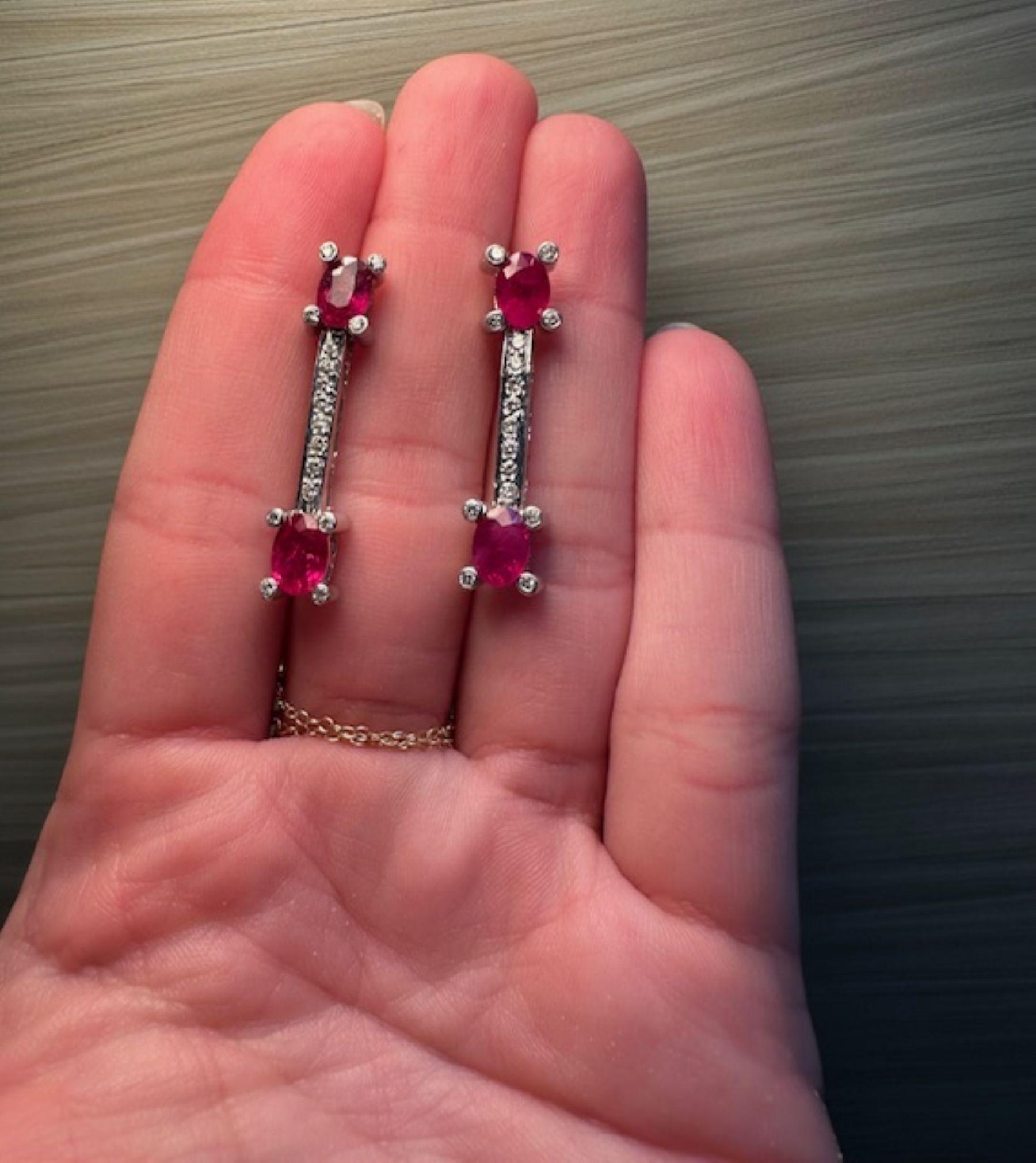 Ein Hauch von Karmesin mit 22,09 Karat in Rubin und 4,57 Karat in Diamanten im Angebot 2