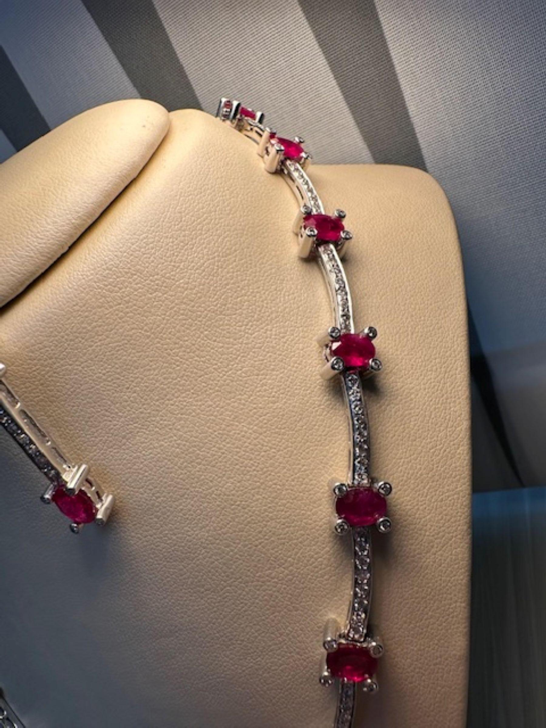 Ein Hauch von Karmesin mit 22,09 Karat in Rubin und 4,57 Karat in Diamanten im Angebot 3