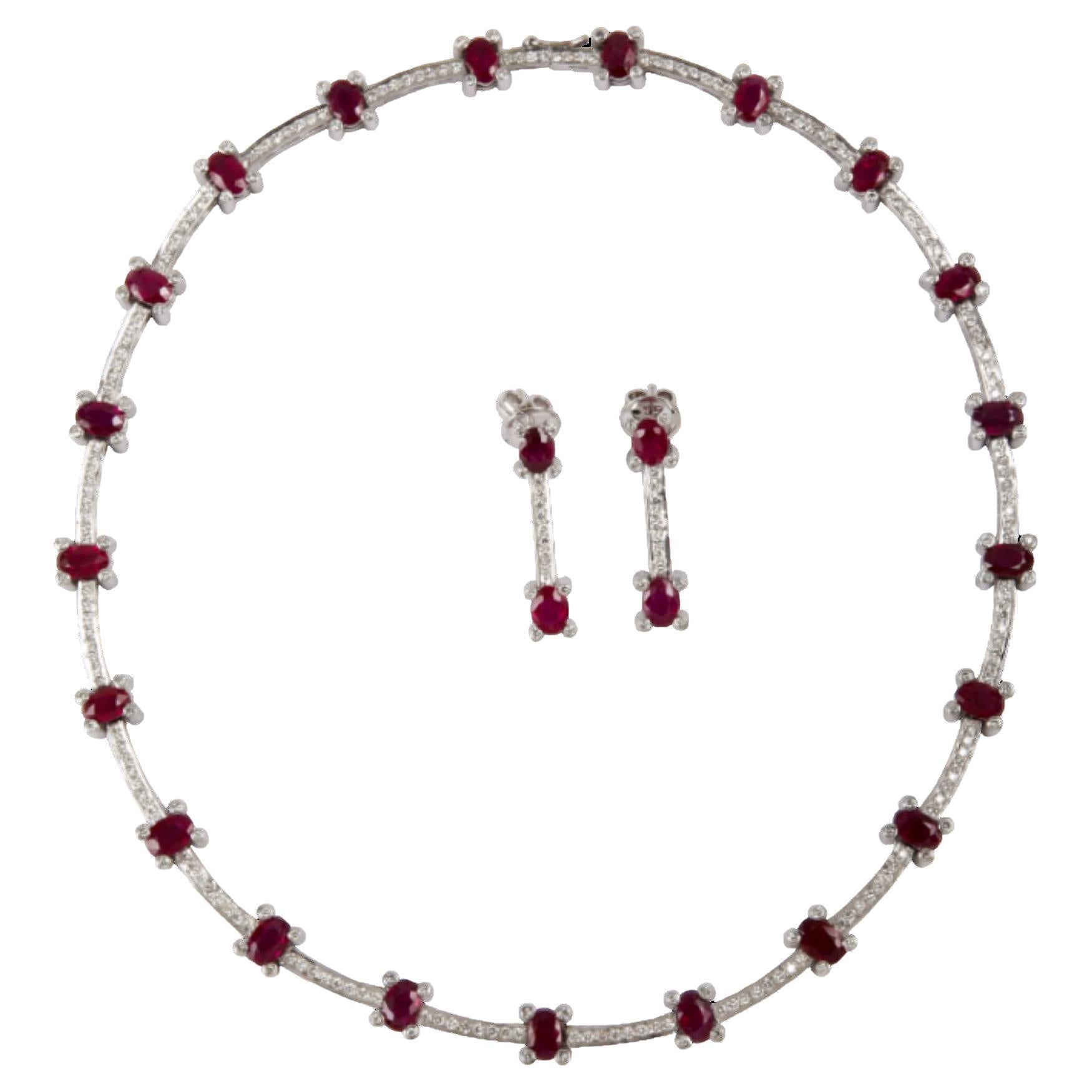 Ein Hauch von Karmesin mit 22,09 Karat in Rubin und 4,57 Karat in Diamanten im Angebot
