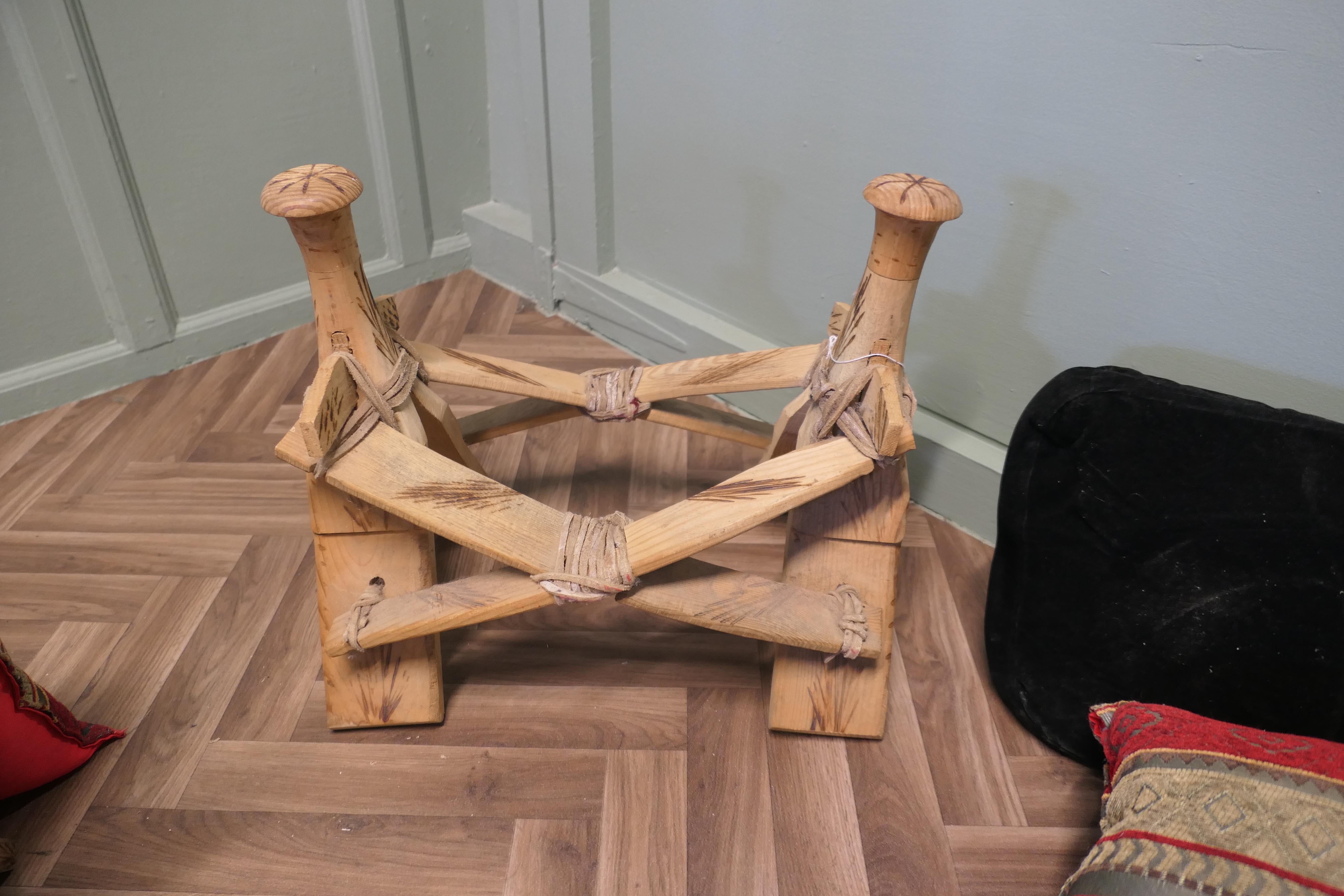 Une selle / un tabouret traditionnel pour chameau  Une selle de chameau traditionnelle Bon état - En vente à Chillerton, Isle of Wight