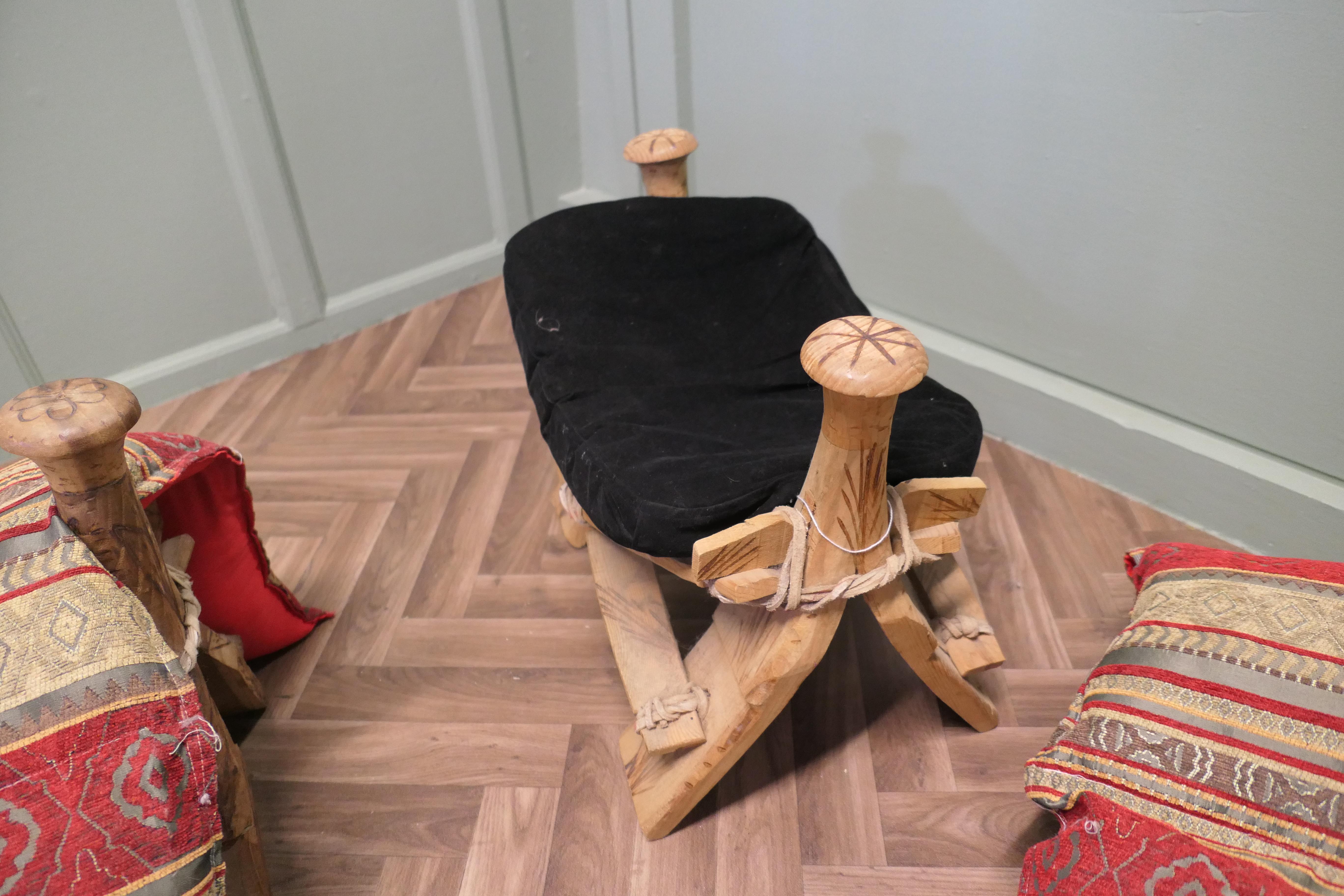 Ulivo Una sella/sgabello di cammello tradizionale  Una sella da cammello tradizionale in vendita