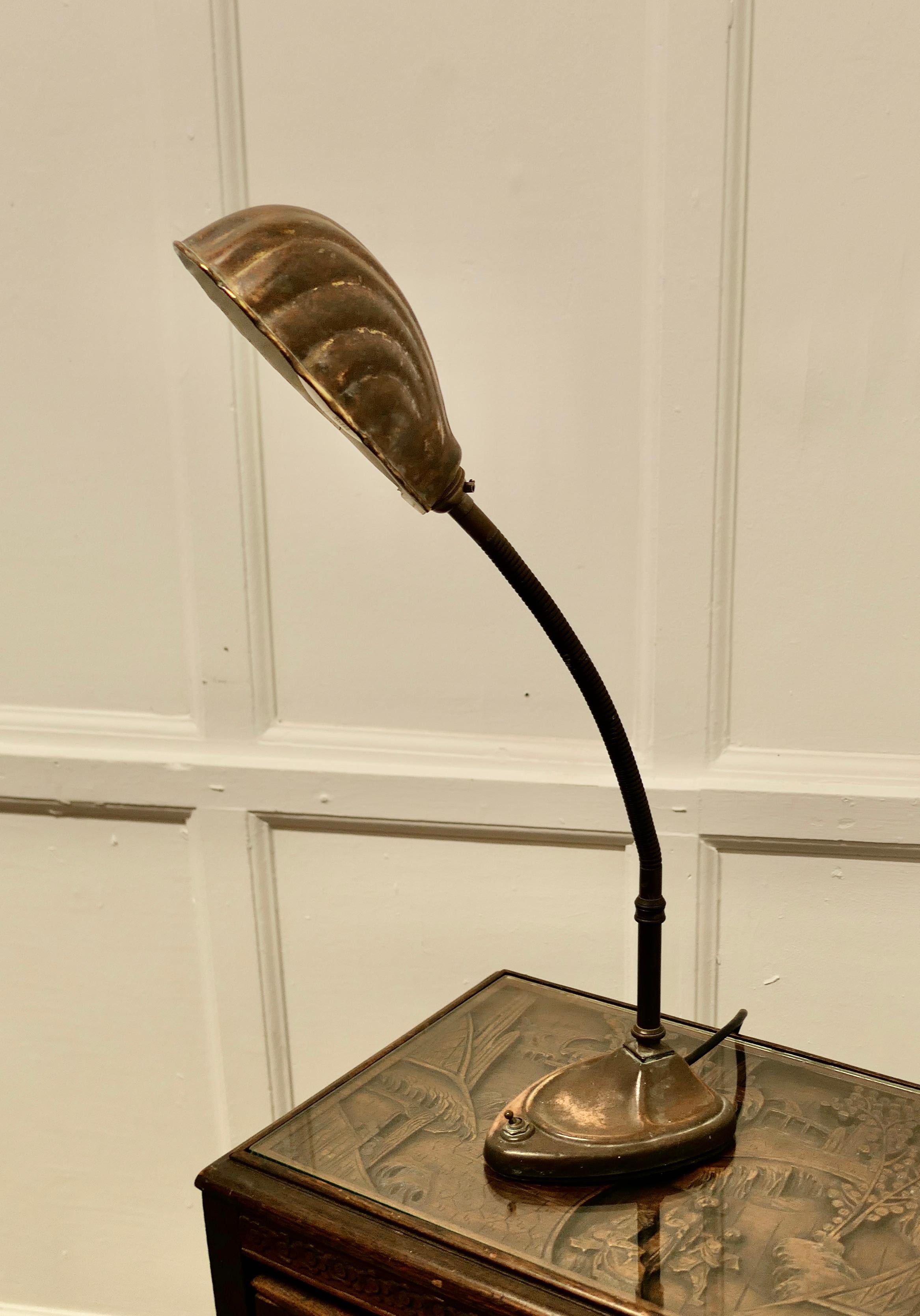 Lampe de bureau traditionnelle en cuivre pour banquier

Lampe de bureau de banquier en cuivre noirci par l'âge.
La lampe est entièrement réglable avec sa bobine flexible et elle est en bon état et fonctionne,
La base de la lampe mesure 6