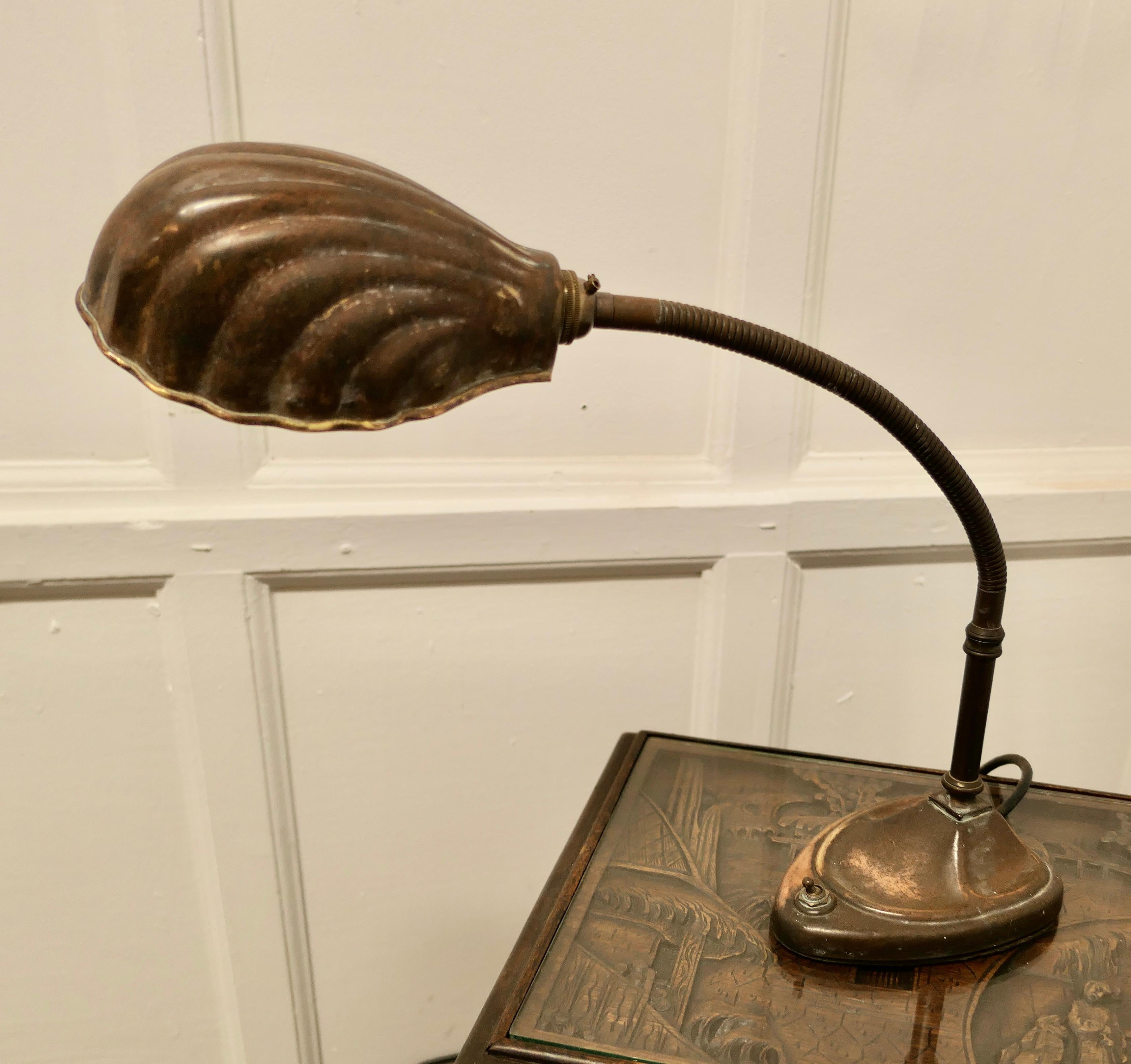 Lampe de bureau de banquier traditionnelle en cuivre Bon état à Chillerton, Isle of Wight