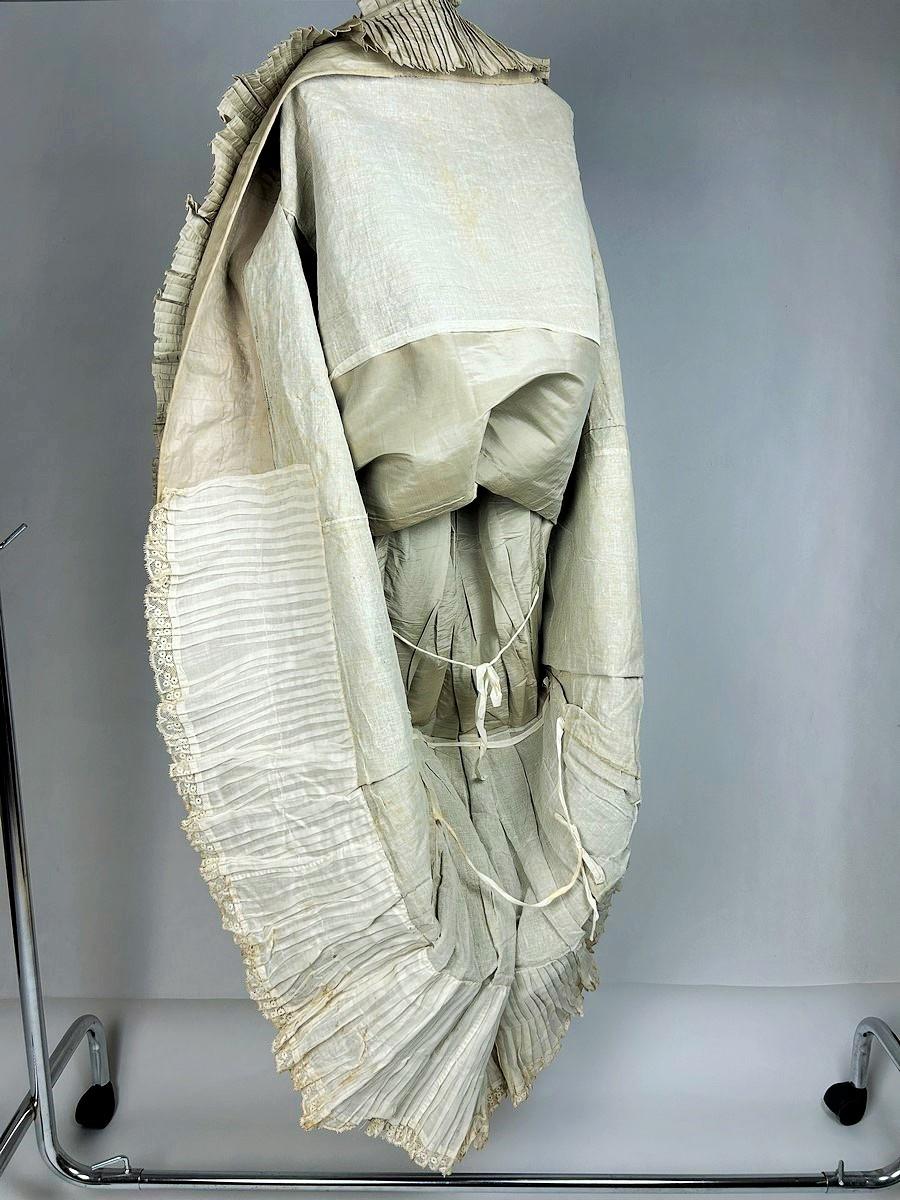 Gray A train Skirt in Faille Moirée silk for a Turned cage - France Circa 1885 For Sale