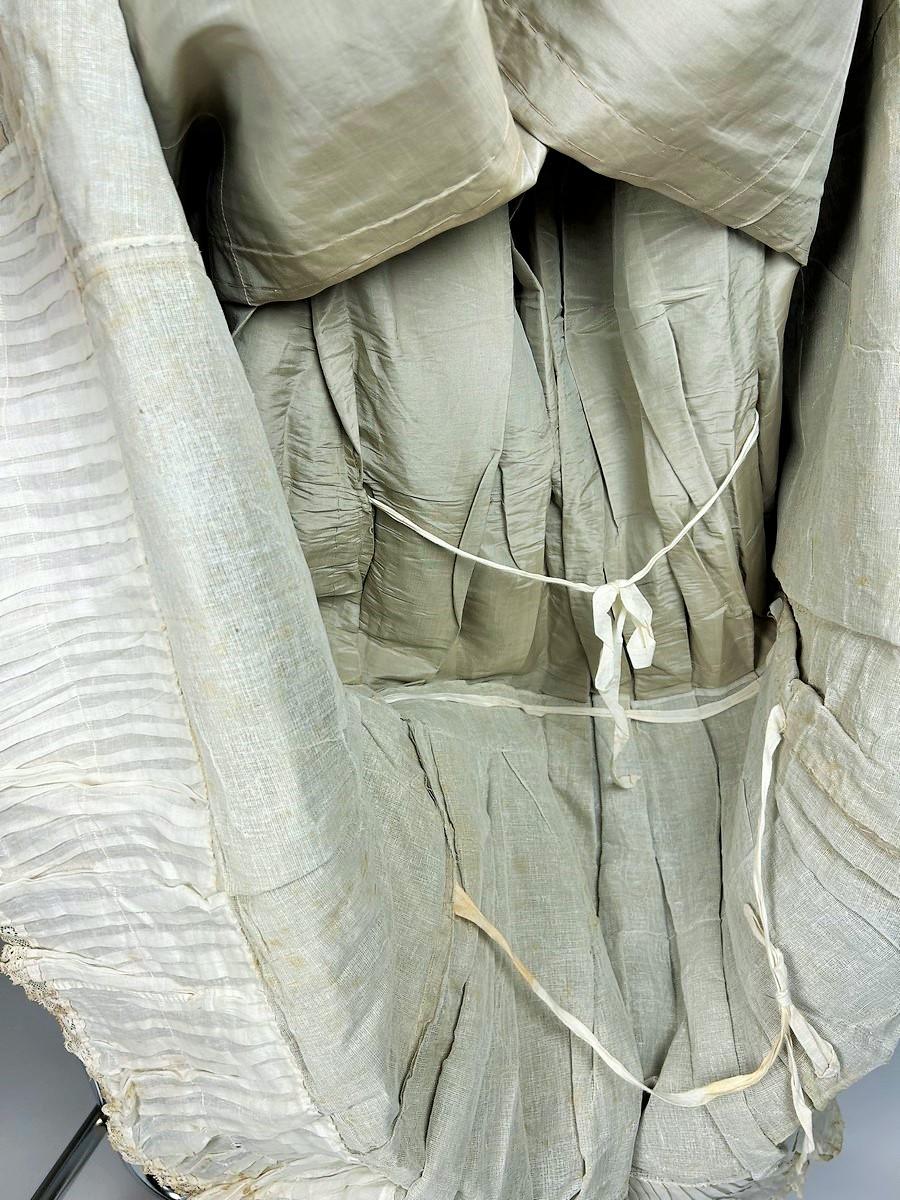 A train Skirt in Faille Moirée silk for a Turned cage - France Circa 1885 In Good Condition For Sale In Toulon, FR