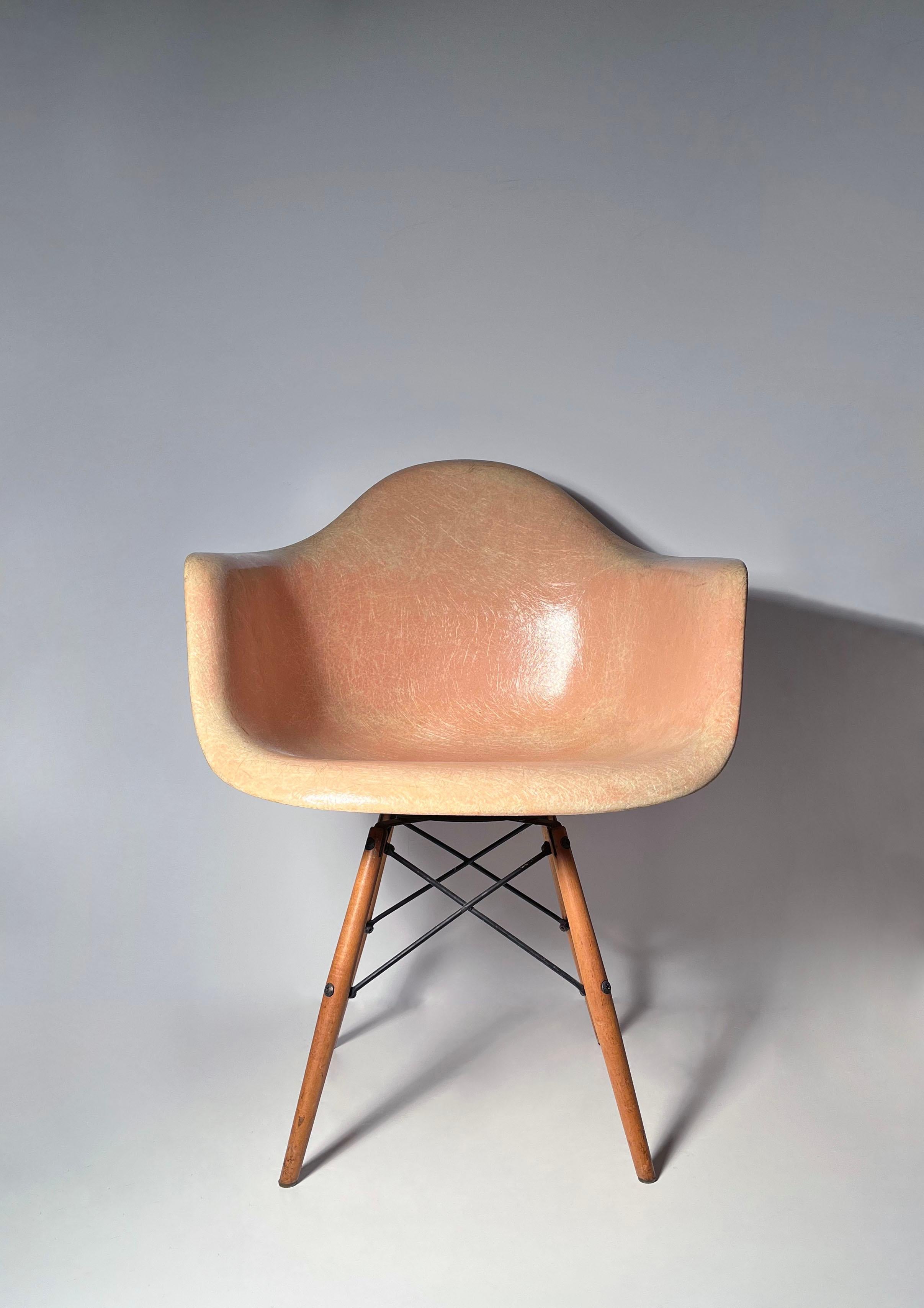 Charles Eames PAW Shell Drehstuhl mit Holzdübelbeinen im Übergangsstil. In schönem, attraktivem Zustand.

Rotes Venedig Label auf der Unterseite. Produktionsdatum war 1954-1955. Unmittelbar danach folgte die 1. Generation der Rope Edge Shells.