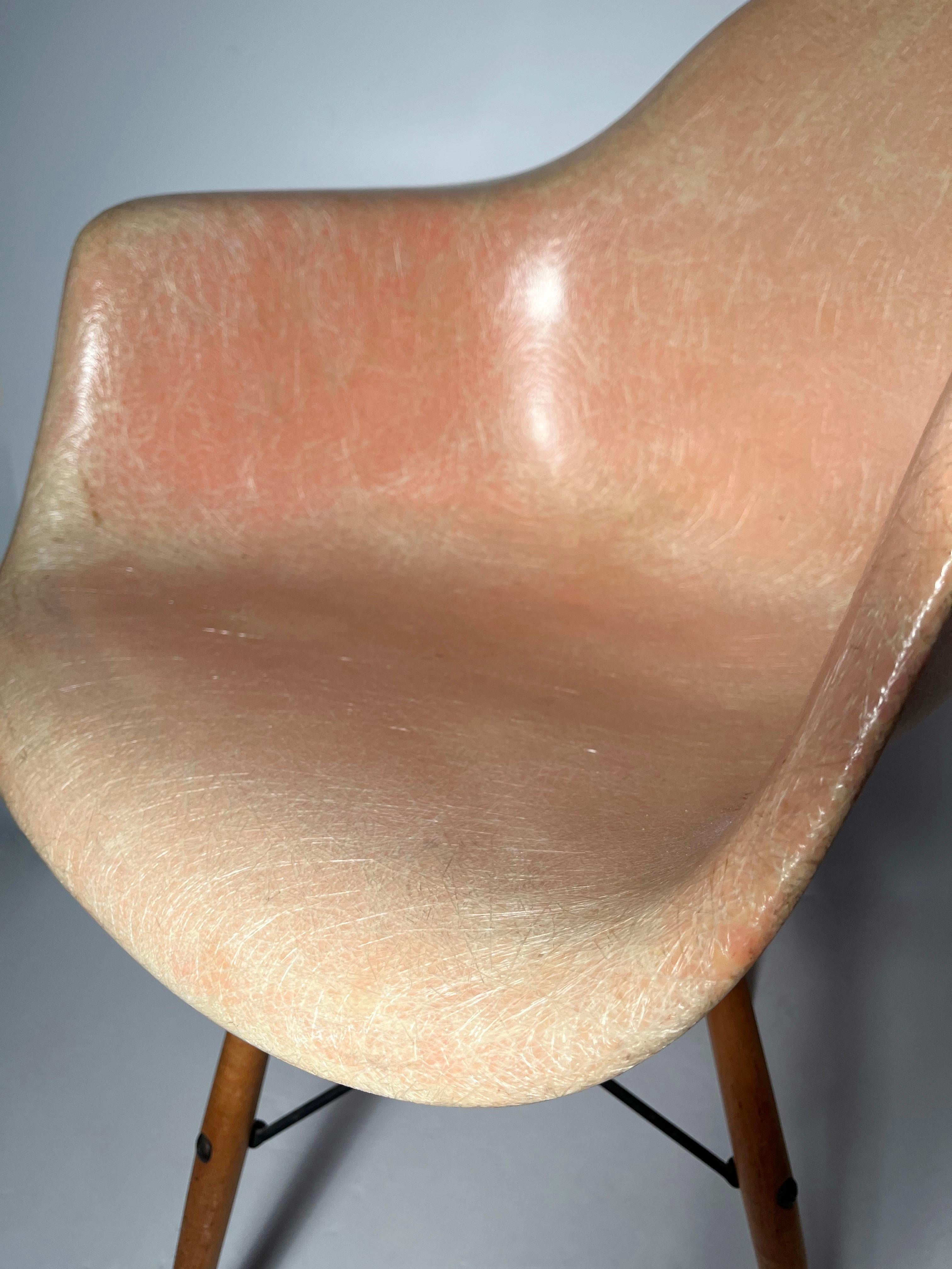 A Transitional Charles Eames PAW Shell Swivel Chair w Wood Dowel Legs (Moderne der Mitte des Jahrhunderts) im Angebot