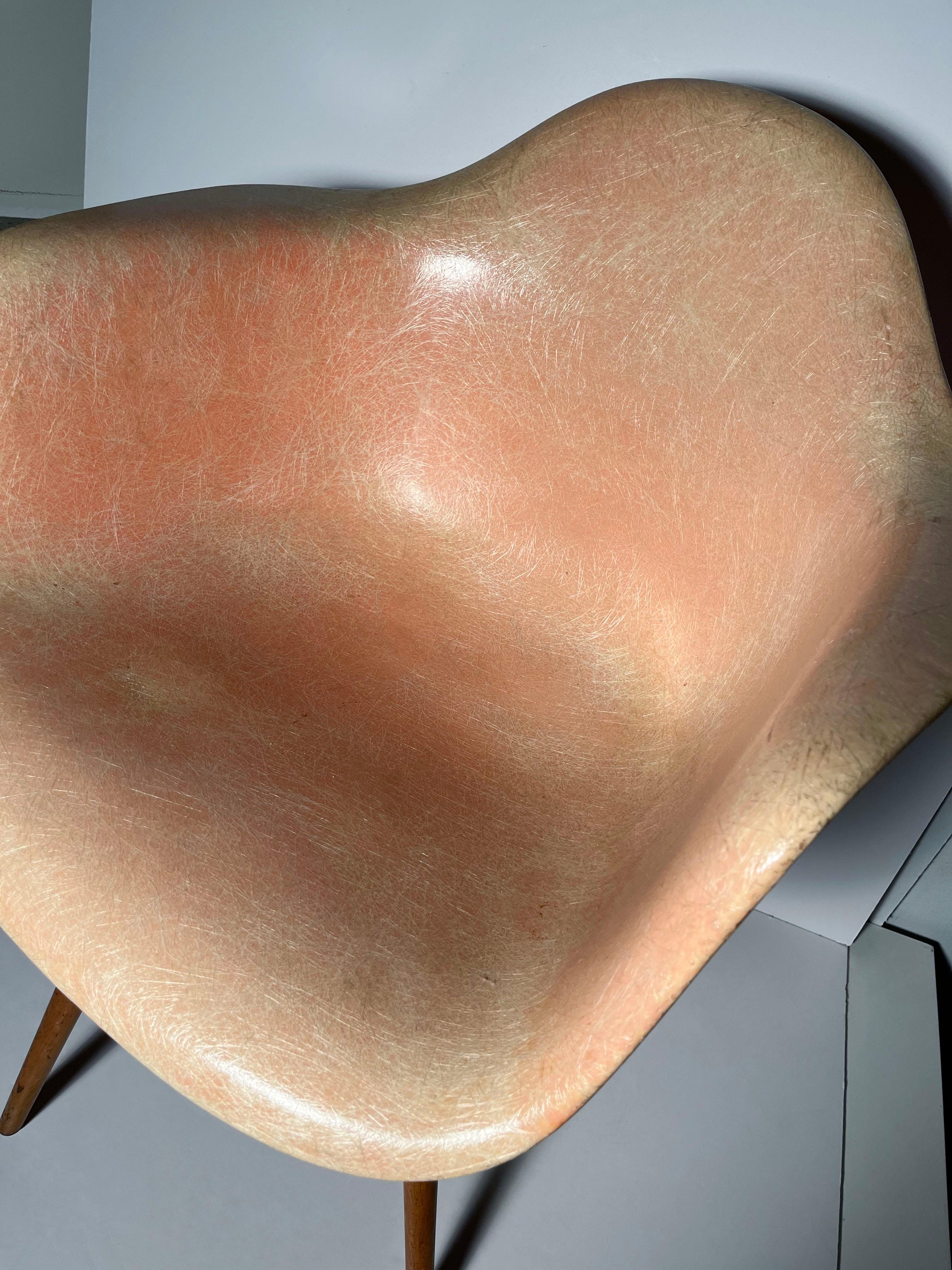 A Transitional Charles Eames PAW Shell Swivel Chair w Wood Dowel Legs (amerikanisch) im Angebot