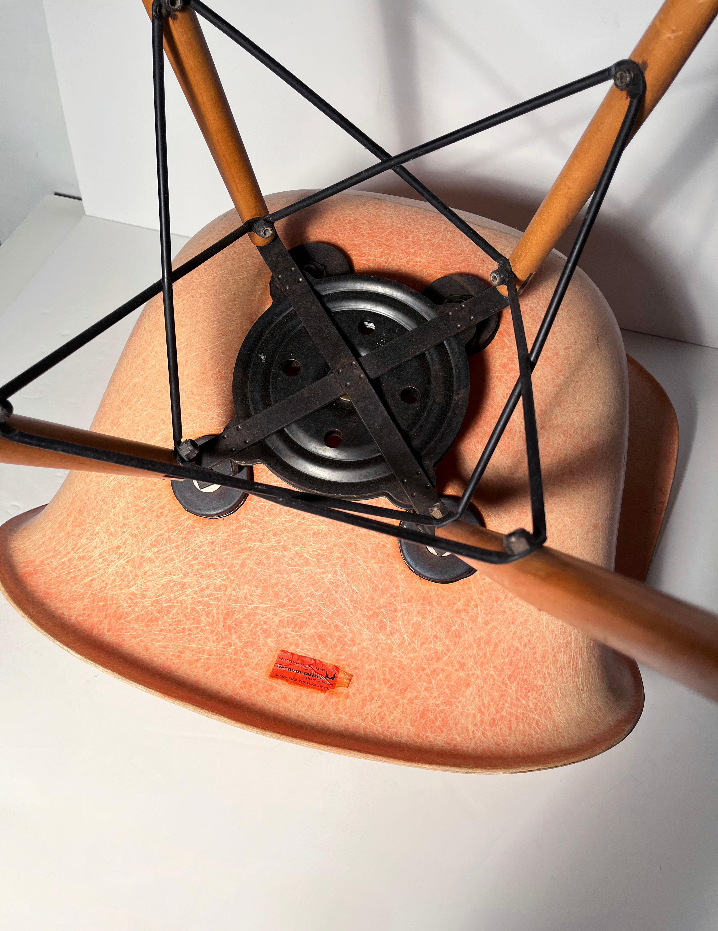 A Transitional Charles Eames PAW Shell Swivel Chair w Wood Dowel Legs im Zustand „Gut“ im Angebot in Chicago, IL