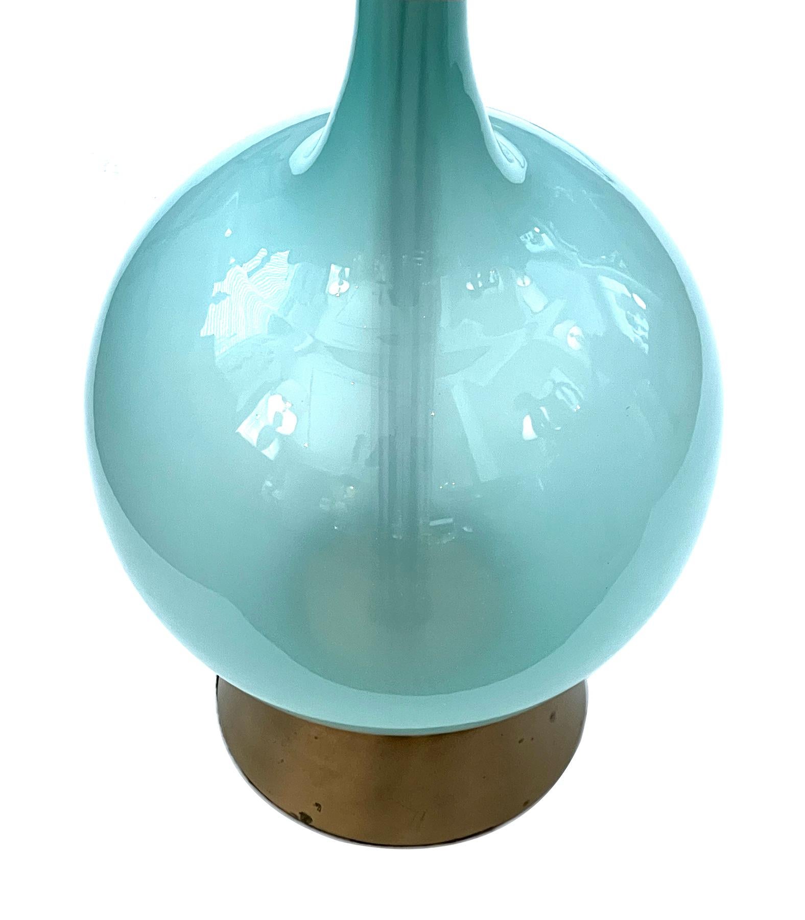 Eine durchscheinende Murano-Lampe in Flaschenform aus den 1960er Jahren, blassblau (Hollywood Regency) im Angebot