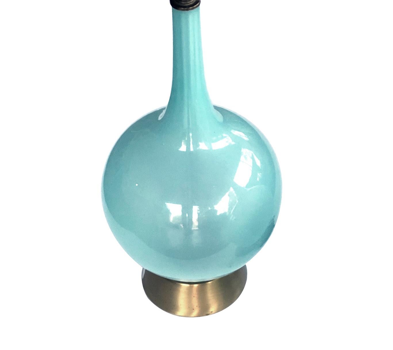 Eine durchscheinende Murano-Lampe in Flaschenform aus den 1960er Jahren, blassblau (Italienisch) im Angebot