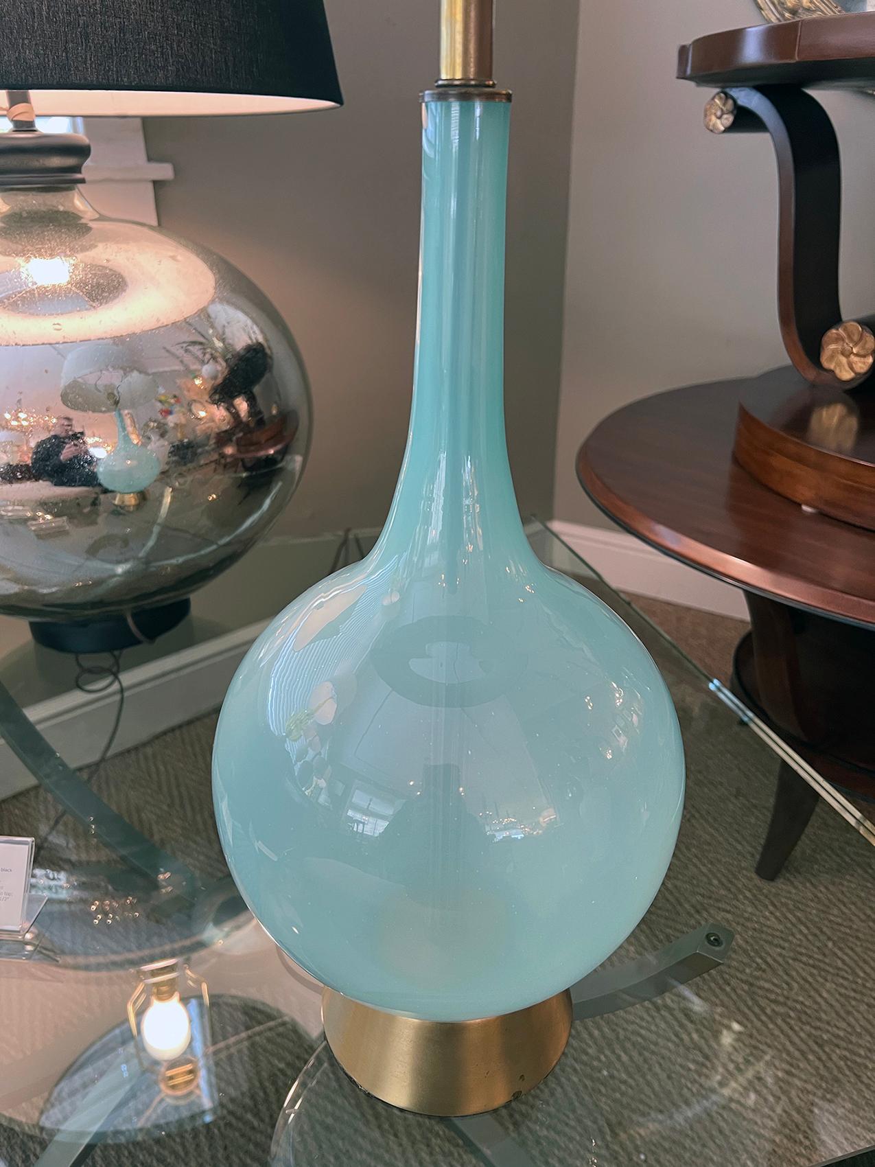 Fait main Lampe translucide en forme de bouteille bleu pâle de Murano des années 1960 en vente