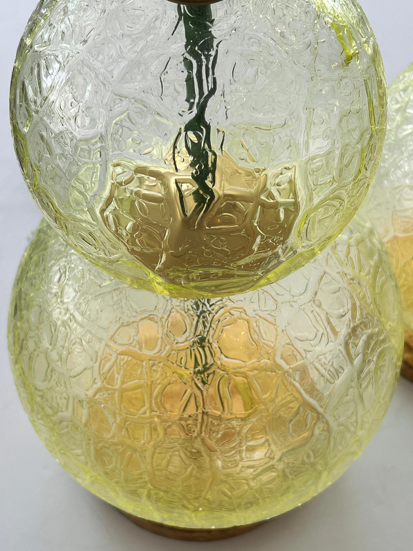Ein transluzentes & strukturiertes Paar Murano gestapelt Chartreuse Glas Kugel Lampen  (Mitte des 20. Jahrhunderts) im Angebot
