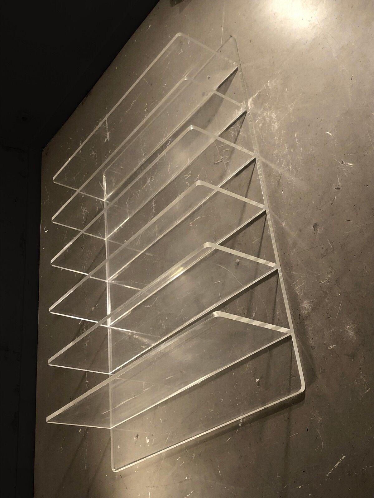 An exceptional and massive wall shelving system, to be fixed on the wall, with curved angles, Space-Age, Post-Modern, Pop, Memphis, Radical, with a base to be fixed on the wall (8 holes are set for the fixing) and 6 large shelves in thick strips of