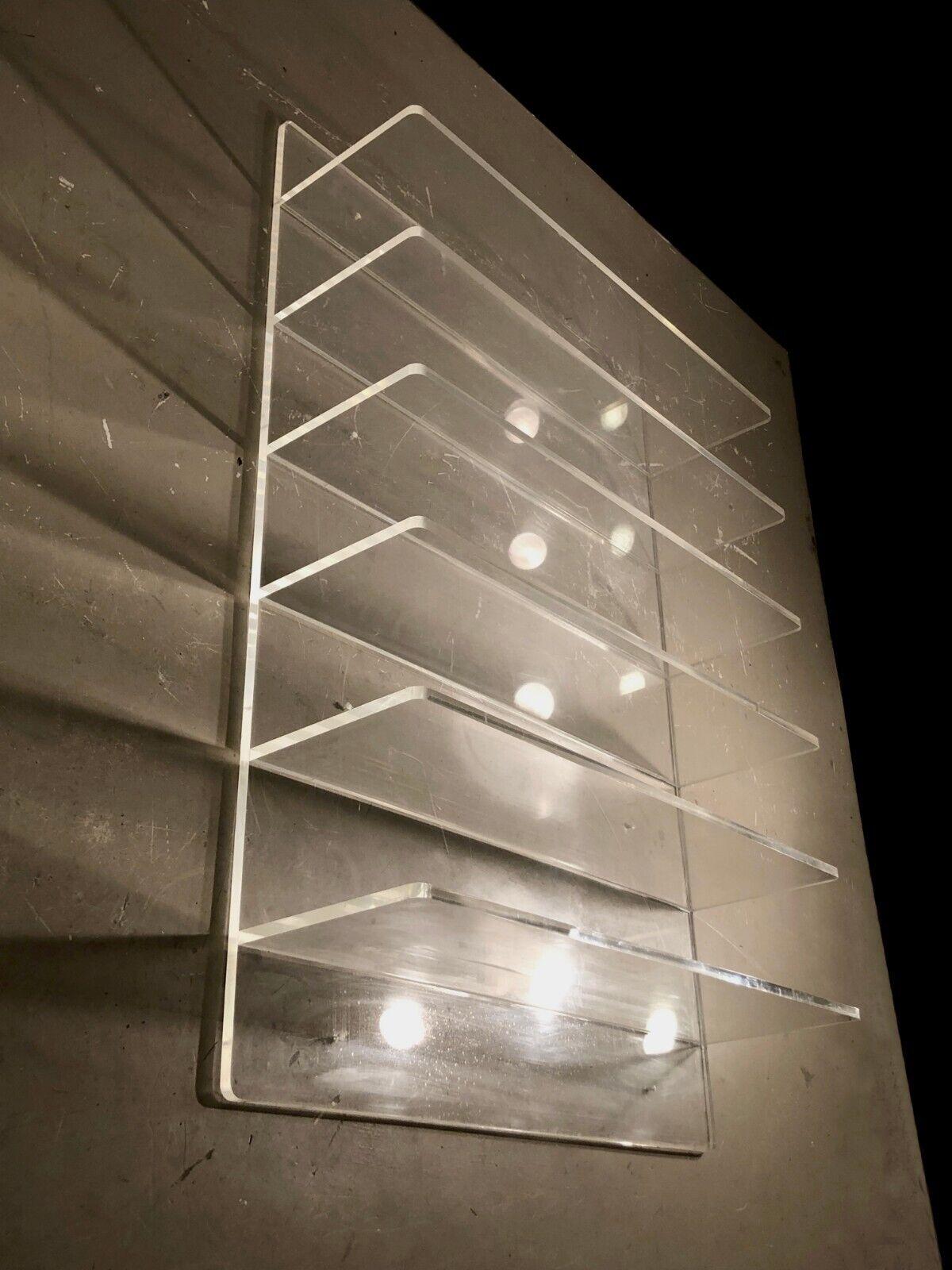 An OPTICAL OP-ART Huge & Thick Transparent LUCITE SHELVING SYSTEM, France, 1980 In Good Condition For Sale In PARIS, FR