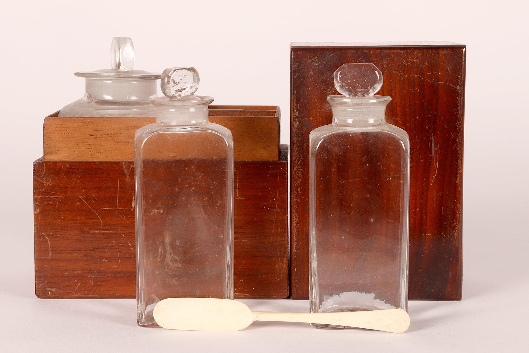 Aphotécaire de voyage avec boîte en bois d'Oak, Angleterre 1880. en vente 4