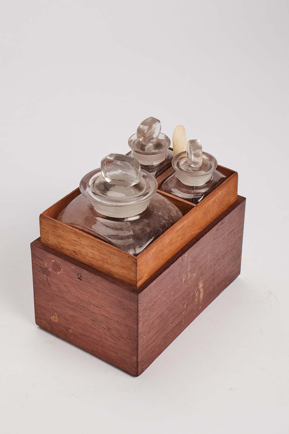 Petit apothicaire de voyage avec boîte en bois de chêne, récipients en verre à l'intérieur et cuillère en os. Angleterre vers 1880.
