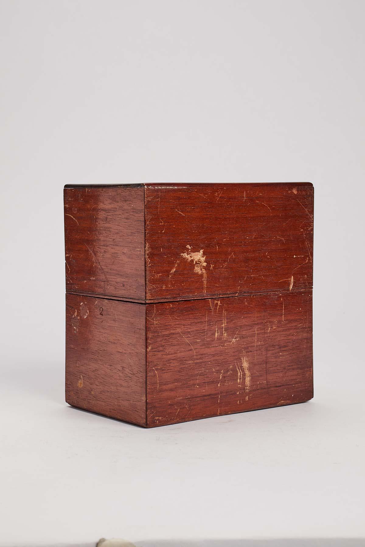 Aphotécaire de voyage avec boîte en bois d'Oak, Angleterre 1880. Bon état - En vente à Milan, IT