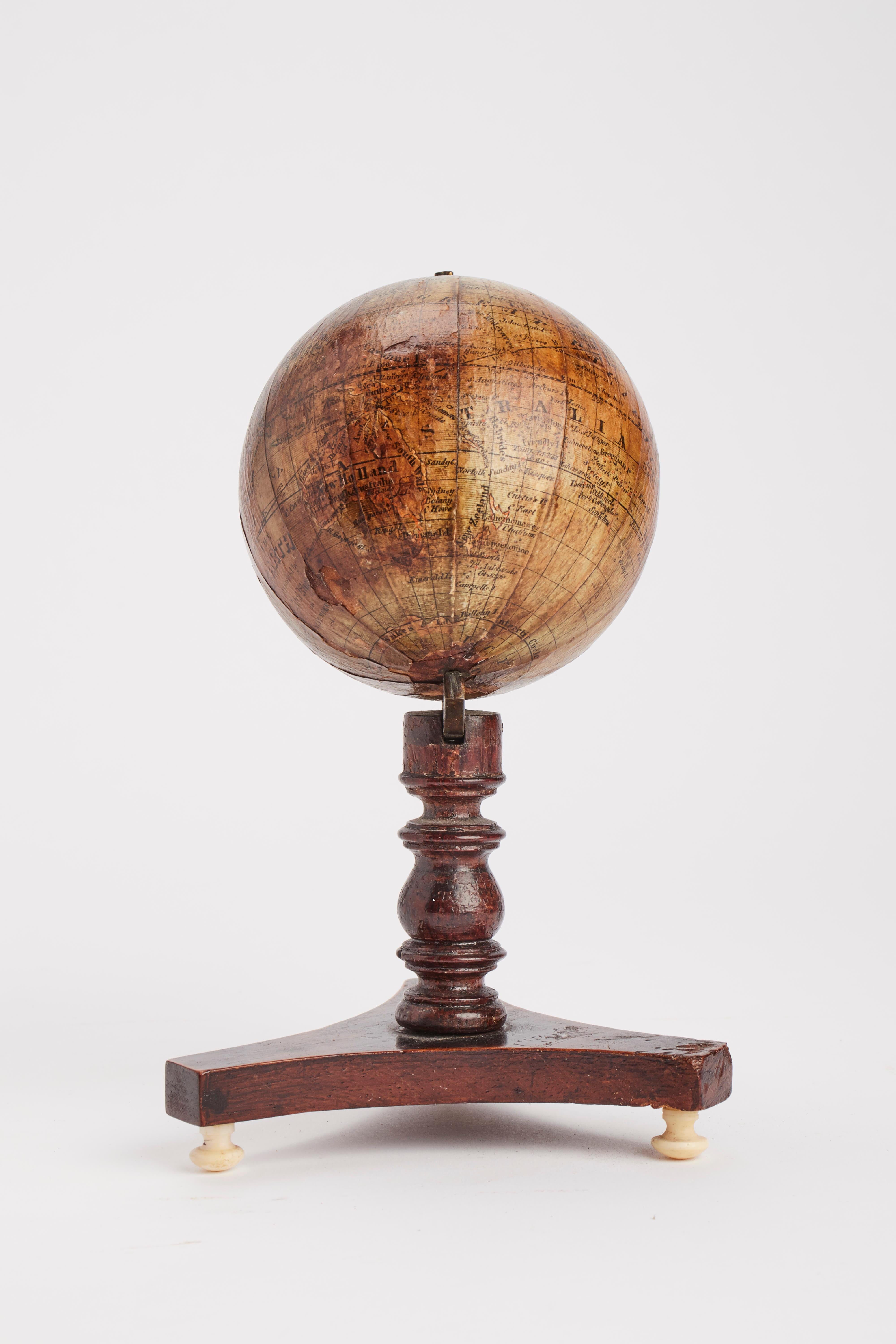 Allemand Petit globe terrestre de voyage signé Klinger, Nüremberg 1820.  en vente