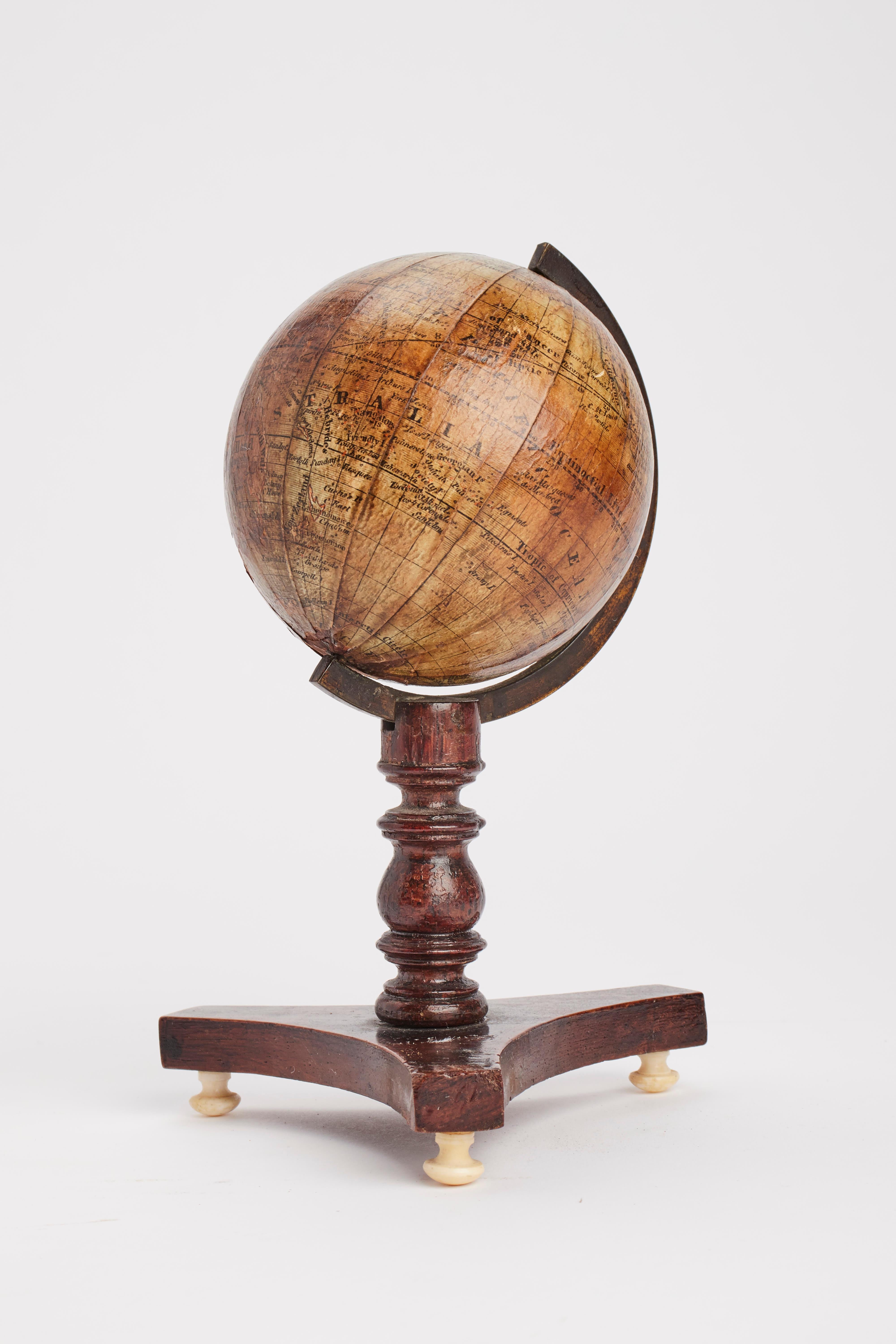 Petit globe terrestre de voyage signé Klinger, Nüremberg 1820.  Bon état - En vente à Milan, IT