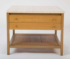 Table d'appoint en acajou avec plateau en travertin conçue par Paul McCobb
