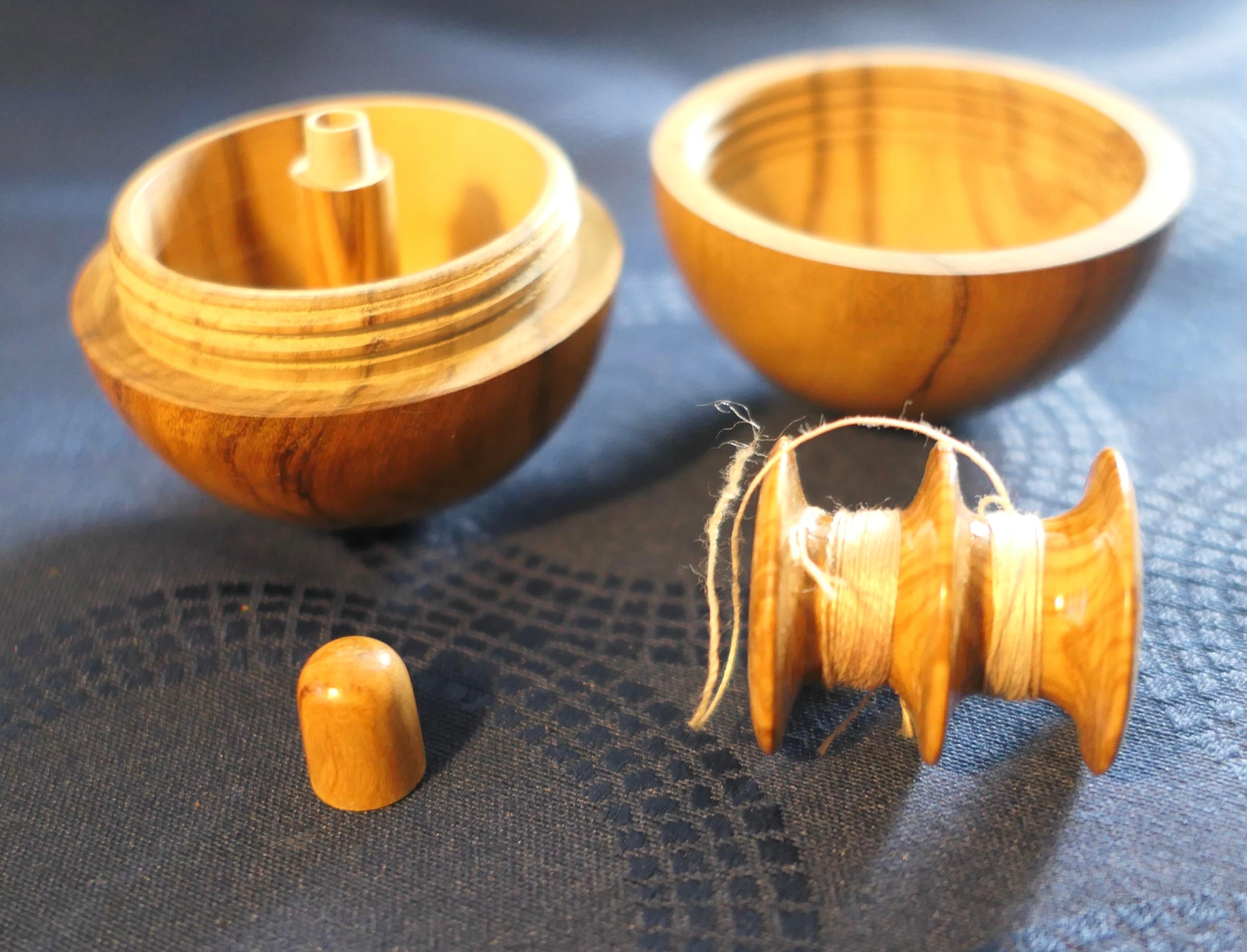 A Treen Sphere Enclosing Needle and Thread Spool In Good Condition For Sale In Godshill, Isle of Wight